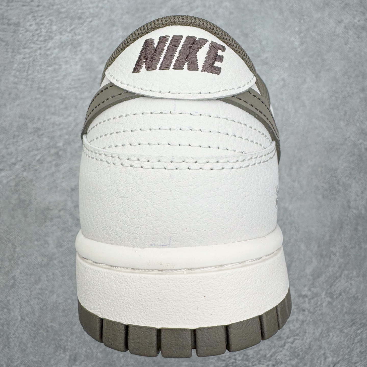 图片[8]-＃YC纯原 NK Dunk Low 古柯棕 WG0716-153 当城市还未苏醒，第一缕天光浸染山雾，米白鞋面到浅色棕大底的渐变，像从薄暮走入密林，一步一层质感。深灰Swoosh如岩石切割雾气的利落笔触，「Victory」是侧影里无声的宣告，用线条演绎的鞋，才是衣橱里真正的锚点。定制系列天花板 无原鞋不开发 全系列得物原鞋一比一校对开发 配色持续更新中 终端对接 优势输出 全套原厂楦头原纸板数据档案倾力打造 原汁原味莞产 极致还原 圈内最强针车工艺 高端零售指定版 广东原厂配套原盒原标 鞋盒分三个尺码段 原厂冲刀 超高清洁度 全鞋零毛边皮料切割 采用原厂百宏鞋带以及原厂百宏织唛舌标 内标可供原厂几率过验 进口原装条纹中底布 四线拉帮白色点胶 原厂拉帮手法遵循公司 原厂电绣 极致还原 SIZE 40 40.5 41 42 42.5 43 44 44.5 45 46-选品中心