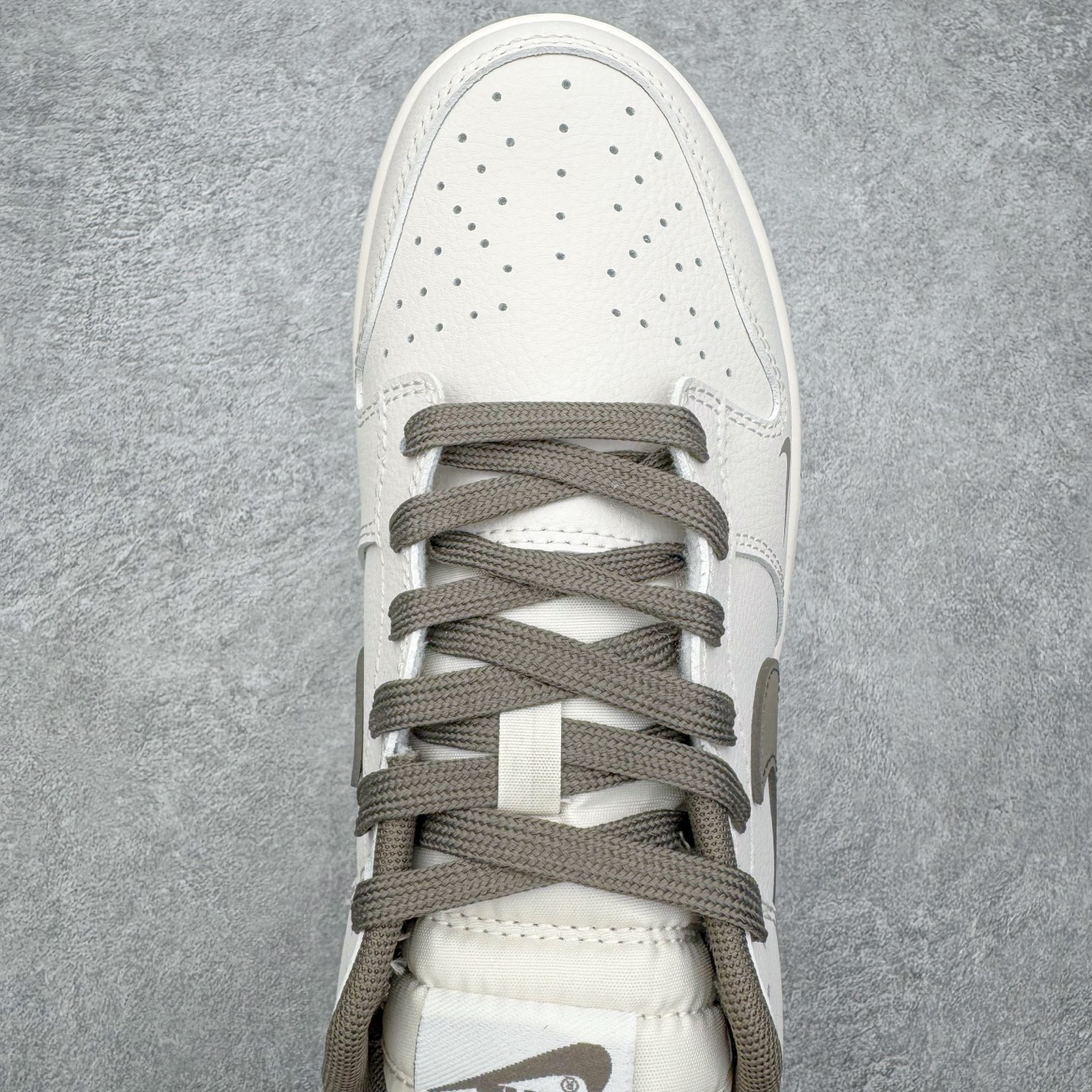 图片[4]-＃YC纯原 NK Dunk Low 古柯棕 WG0716-153 当城市还未苏醒，第一缕天光浸染山雾，米白鞋面到浅色棕大底的渐变，像从薄暮走入密林，一步一层质感。深灰Swoosh如岩石切割雾气的利落笔触，「Victory」是侧影里无声的宣告，用线条演绎的鞋，才是衣橱里真正的锚点。定制系列天花板 无原鞋不开发 全系列得物原鞋一比一校对开发 配色持续更新中 终端对接 优势输出 全套原厂楦头原纸板数据档案倾力打造 原汁原味莞产 极致还原 圈内最强针车工艺 高端零售指定版 广东原厂配套原盒原标 鞋盒分三个尺码段 原厂冲刀 超高清洁度 全鞋零毛边皮料切割 采用原厂百宏鞋带以及原厂百宏织唛舌标 内标可供原厂几率过验 进口原装条纹中底布 四线拉帮白色点胶 原厂拉帮手法遵循公司 原厂电绣 极致还原 SIZE 40 40.5 41 42 42.5 43 44 44.5 45 46-选品中心
