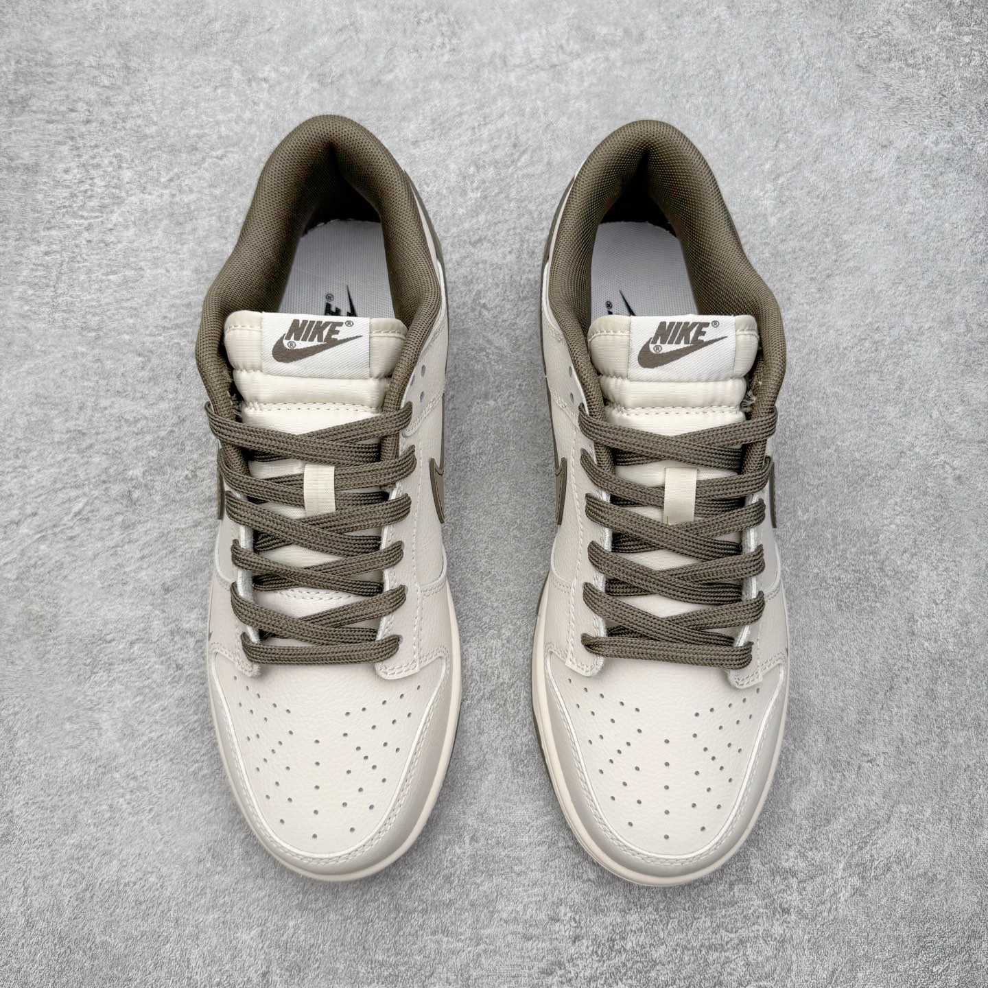 图片[2]-＃YC纯原 NK Dunk Low 古柯棕 WG0716-153 当城市还未苏醒，第一缕天光浸染山雾，米白鞋面到浅色棕大底的渐变，像从薄暮走入密林，一步一层质感。深灰Swoosh如岩石切割雾气的利落笔触，「Victory」是侧影里无声的宣告，用线条演绎的鞋，才是衣橱里真正的锚点。定制系列天花板 无原鞋不开发 全系列得物原鞋一比一校对开发 配色持续更新中 终端对接 优势输出 全套原厂楦头原纸板数据档案倾力打造 原汁原味莞产 极致还原 圈内最强针车工艺 高端零售指定版 广东原厂配套原盒原标 鞋盒分三个尺码段 原厂冲刀 超高清洁度 全鞋零毛边皮料切割 采用原厂百宏鞋带以及原厂百宏织唛舌标 内标可供原厂几率过验 进口原装条纹中底布 四线拉帮白色点胶 原厂拉帮手法遵循公司 原厂电绣 极致还原 SIZE 40 40.5 41 42 42.5 43 44 44.5 45 46-选品中心