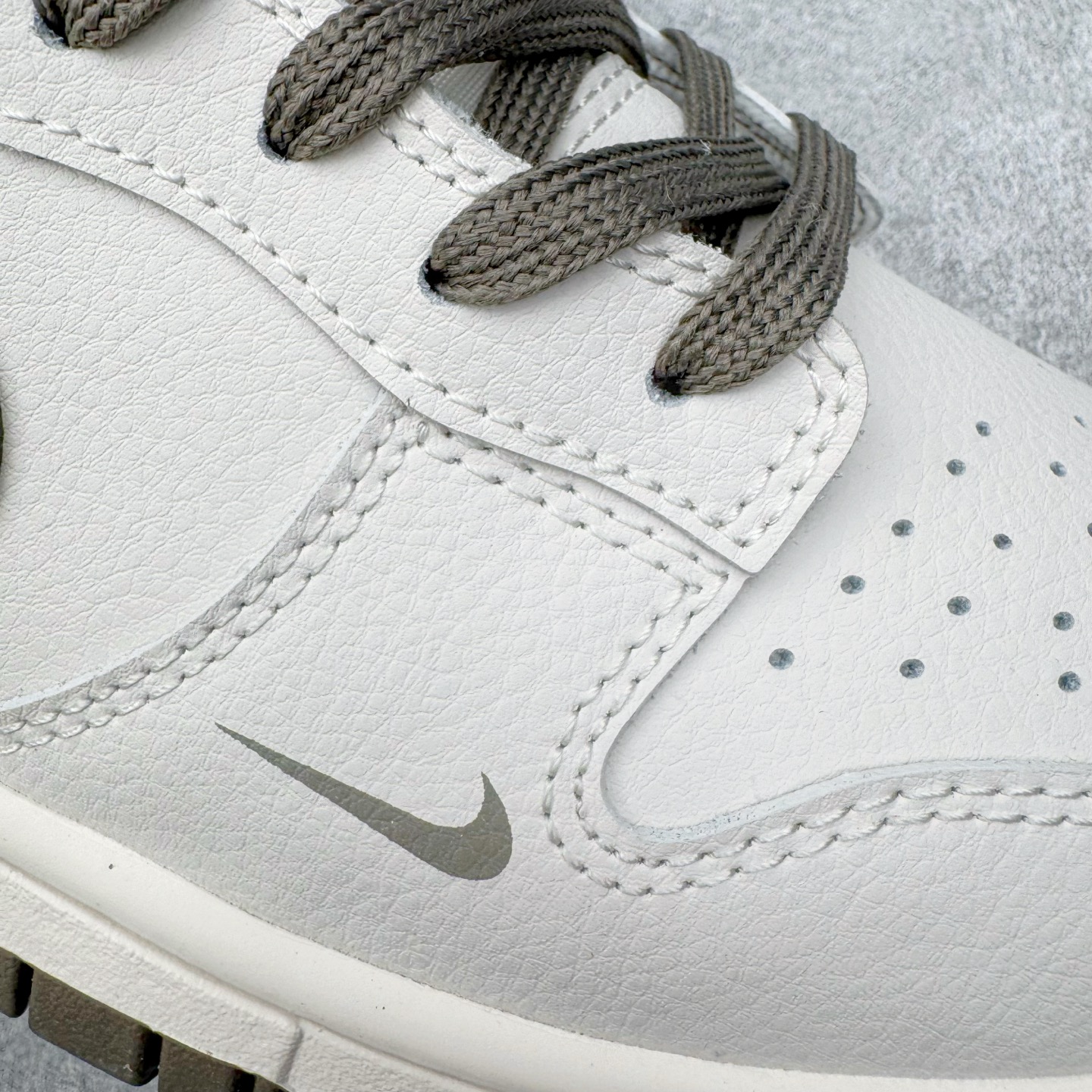 图片[15]-＃YC纯原 NK Dunk Low 古柯棕 WG0716-153 当城市还未苏醒，第一缕天光浸染山雾，米白鞋面到浅色棕大底的渐变，像从薄暮走入密林，一步一层质感。深灰Swoosh如岩石切割雾气的利落笔触，「Victory」是侧影里无声的宣告，用线条演绎的鞋，才是衣橱里真正的锚点。定制系列天花板 无原鞋不开发 全系列得物原鞋一比一校对开发 配色持续更新中 终端对接 优势输出 全套原厂楦头原纸板数据档案倾力打造 原汁原味莞产 极致还原 圈内最强针车工艺 高端零售指定版 广东原厂配套原盒原标 鞋盒分三个尺码段 原厂冲刀 超高清洁度 全鞋零毛边皮料切割 采用原厂百宏鞋带以及原厂百宏织唛舌标 内标可供原厂几率过验 进口原装条纹中底布 四线拉帮白色点胶 原厂拉帮手法遵循公司 原厂电绣 极致还原 SIZE 40 40.5 41 42 42.5 43 44 44.5 45 46-选品中心