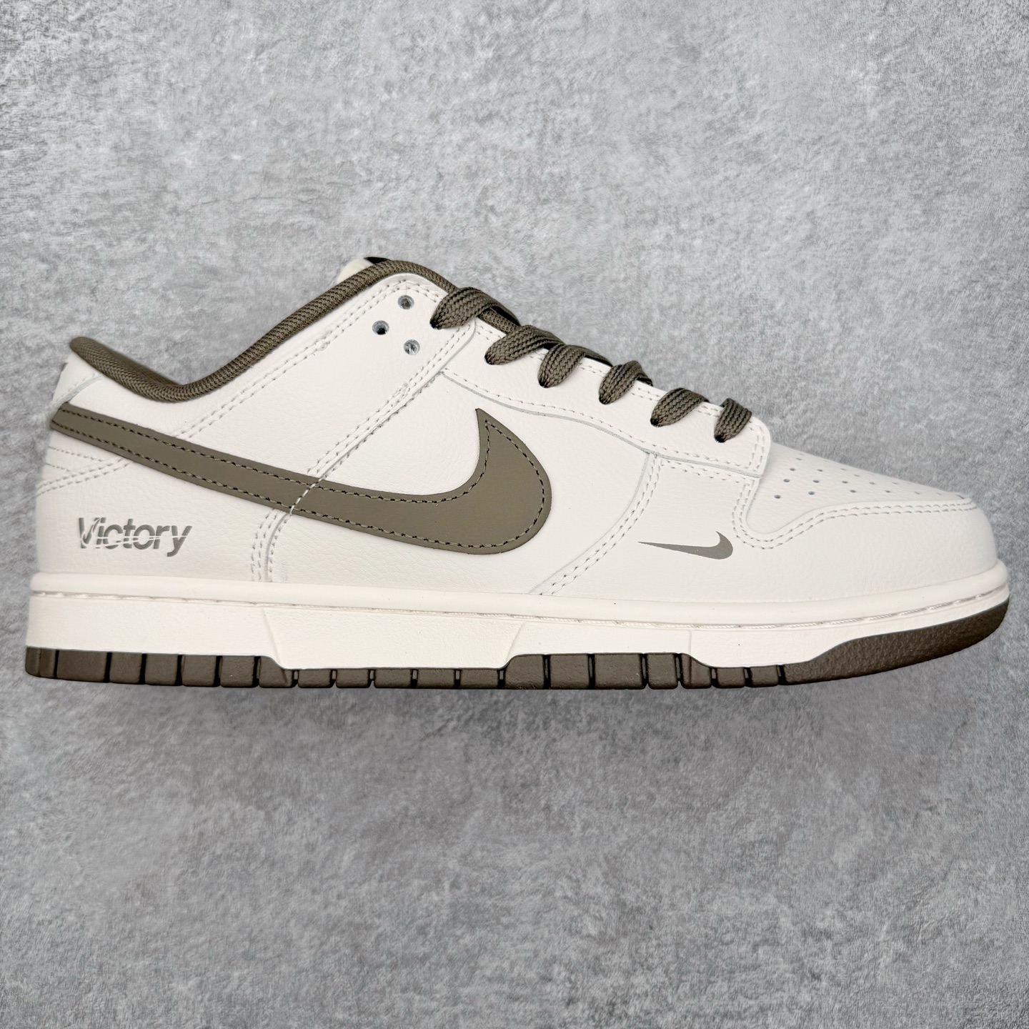 ＃YC纯原 NK Dunk Low 古柯棕 WG0716-153 当城市还未苏醒，第一缕天光浸染山雾，米白鞋面到浅色棕大底的渐变，像从薄暮走入密林，一步一层质感。深灰Swoosh如岩石切割雾气的利落笔触，「Victory」是侧影里无声的宣告，用线条演绎的鞋，才是衣橱里真正的锚点。定制系列天花板 无原鞋不开发 全系列得物原鞋一比一校对开发 配色持续更新中 终端对接 优势输出 全套原厂楦头原纸板数据档案倾力打造 原汁原味莞产 极致还原 圈内最强针车工艺 高端零售指定版 广东原厂配套原盒原标 鞋盒分三个尺码段 原厂冲刀 超高清洁度 全鞋零毛边皮料切割 采用原厂百宏鞋带以及原厂百宏织唛舌标 内标可供原厂几率过验 进口原装条纹中底布 四线拉帮白色点胶 原厂拉帮手法遵循公司 原厂电绣 极致还原 SIZE 40 40.5 41 42 42.5 43 44 44.5 45 46-选品中心