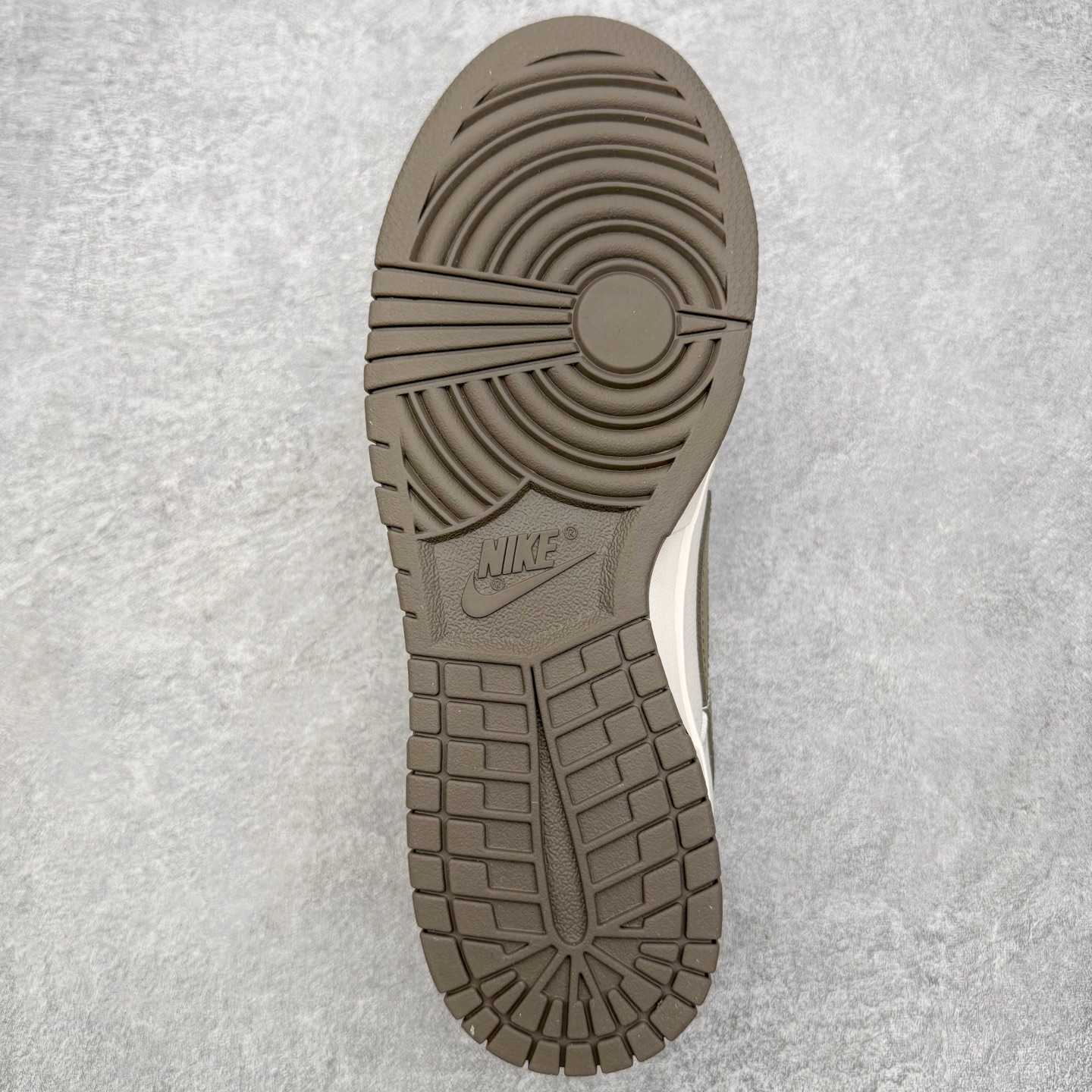 图片[9]-＃YC纯原 NK Dunk Low 古柯棕 WG0716-153 当城市还未苏醒，第一缕天光浸染山雾，米白鞋面到浅色棕大底的渐变，像从薄暮走入密林，一步一层质感。深灰Swoosh如岩石切割雾气的利落笔触，「Victory」是侧影里无声的宣告，用线条演绎的鞋，才是衣橱里真正的锚点。定制系列天花板 无原鞋不开发 全系列得物原鞋一比一校对开发 配色持续更新中 终端对接 优势输出 全套原厂楦头原纸板数据档案倾力打造 原汁原味莞产 极致还原 圈内最强针车工艺 高端零售指定版 广东原厂配套原盒原标 鞋盒分三个尺码段 原厂冲刀 超高清洁度 全鞋零毛边皮料切割 采用原厂百宏鞋带以及原厂百宏织唛舌标 内标可供原厂几率过验 进口原装条纹中底布 四线拉帮白色点胶 原厂拉帮手法遵循公司 原厂电绣 极致还原 SIZE 40 40.5 41 42 42.5 43 44 44.5 45 46-选品中心