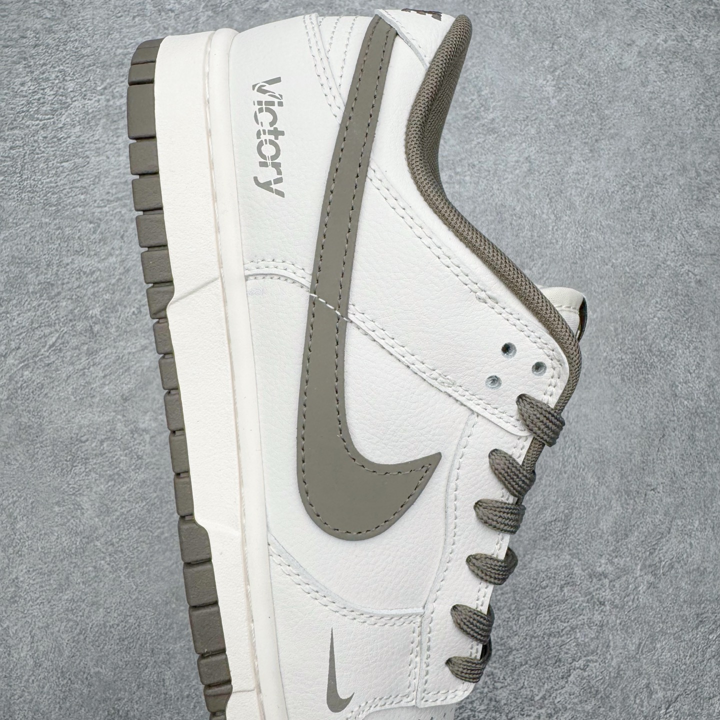 图片[6]-＃YC纯原 NK Dunk Low 古柯棕 WG0716-153 当城市还未苏醒，第一缕天光浸染山雾，米白鞋面到浅色棕大底的渐变，像从薄暮走入密林，一步一层质感。深灰Swoosh如岩石切割雾气的利落笔触，「Victory」是侧影里无声的宣告，用线条演绎的鞋，才是衣橱里真正的锚点。定制系列天花板 无原鞋不开发 全系列得物原鞋一比一校对开发 配色持续更新中 终端对接 优势输出 全套原厂楦头原纸板数据档案倾力打造 原汁原味莞产 极致还原 圈内最强针车工艺 高端零售指定版 广东原厂配套原盒原标 鞋盒分三个尺码段 原厂冲刀 超高清洁度 全鞋零毛边皮料切割 采用原厂百宏鞋带以及原厂百宏织唛舌标 内标可供原厂几率过验 进口原装条纹中底布 四线拉帮白色点胶 原厂拉帮手法遵循公司 原厂电绣 极致还原 SIZE 40 40.5 41 42 42.5 43 44 44.5 45 46-选品中心
