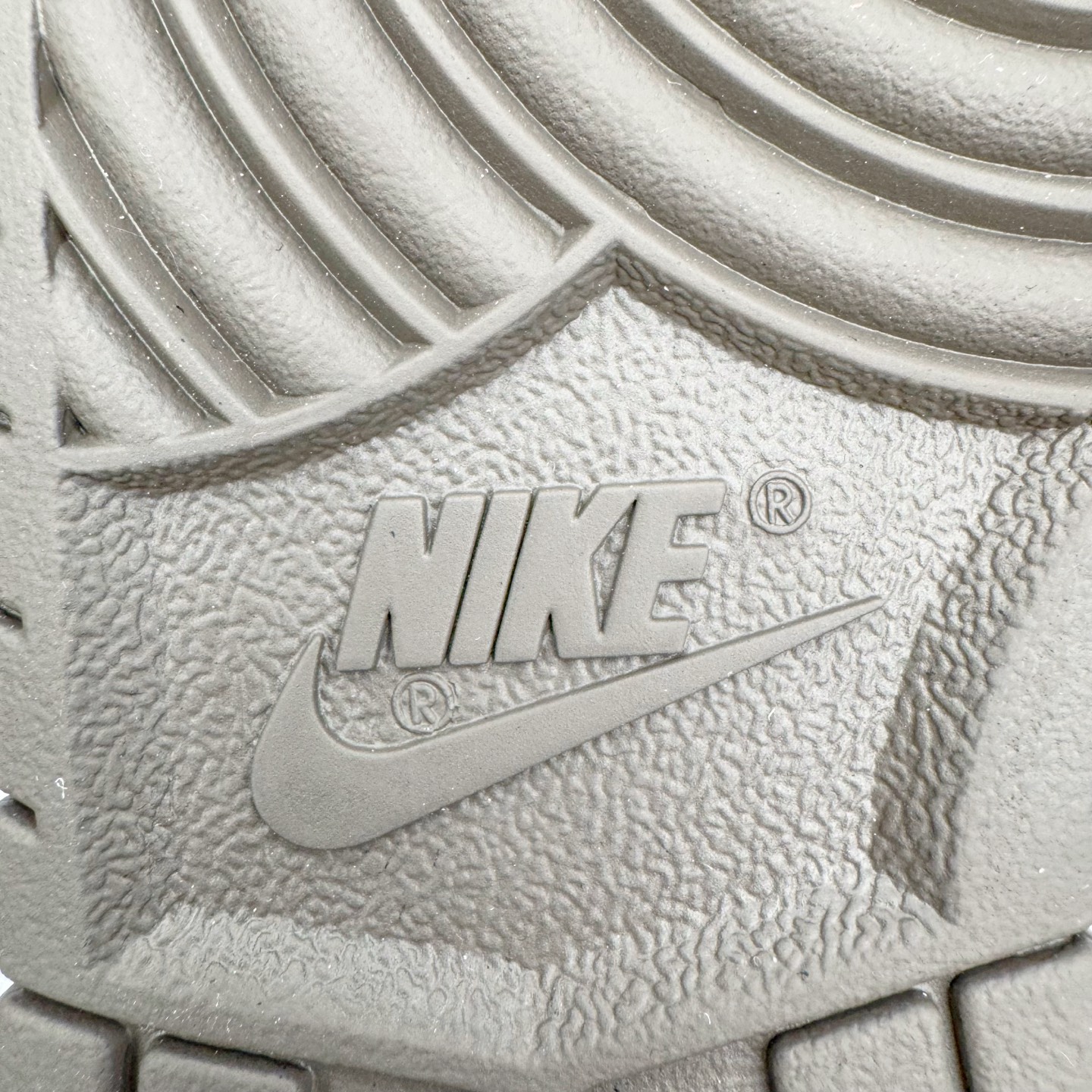 图片[16]-＃YC纯原 NK Dunk Low 古柯棕 WG0716-153 当城市还未苏醒，第一缕天光浸染山雾，米白鞋面到浅色棕大底的渐变，像从薄暮走入密林，一步一层质感。深灰Swoosh如岩石切割雾气的利落笔触，「Victory」是侧影里无声的宣告，用线条演绎的鞋，才是衣橱里真正的锚点。定制系列天花板 无原鞋不开发 全系列得物原鞋一比一校对开发 配色持续更新中 终端对接 优势输出 全套原厂楦头原纸板数据档案倾力打造 原汁原味莞产 极致还原 圈内最强针车工艺 高端零售指定版 广东原厂配套原盒原标 鞋盒分三个尺码段 原厂冲刀 超高清洁度 全鞋零毛边皮料切割 采用原厂百宏鞋带以及原厂百宏织唛舌标 内标可供原厂几率过验 进口原装条纹中底布 四线拉帮白色点胶 原厂拉帮手法遵循公司 原厂电绣 极致还原 SIZE 40 40.5 41 42 42.5 43 44 44.5 45 46-选品中心