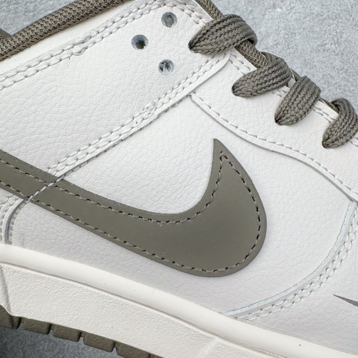 图片[14]-＃YC纯原 NK Dunk Low 古柯棕 WG0716-153 当城市还未苏醒，第一缕天光浸染山雾，米白鞋面到浅色棕大底的渐变，像从薄暮走入密林，一步一层质感。深灰Swoosh如岩石切割雾气的利落笔触，「Victory」是侧影里无声的宣告，用线条演绎的鞋，才是衣橱里真正的锚点。定制系列天花板 无原鞋不开发 全系列得物原鞋一比一校对开发 配色持续更新中 终端对接 优势输出 全套原厂楦头原纸板数据档案倾力打造 原汁原味莞产 极致还原 圈内最强针车工艺 高端零售指定版 广东原厂配套原盒原标 鞋盒分三个尺码段 原厂冲刀 超高清洁度 全鞋零毛边皮料切割 采用原厂百宏鞋带以及原厂百宏织唛舌标 内标可供原厂几率过验 进口原装条纹中底布 四线拉帮白色点胶 原厂拉帮手法遵循公司 原厂电绣 极致还原 SIZE 40 40.5 41 42 42.5 43 44 44.5 45 46-选品中心