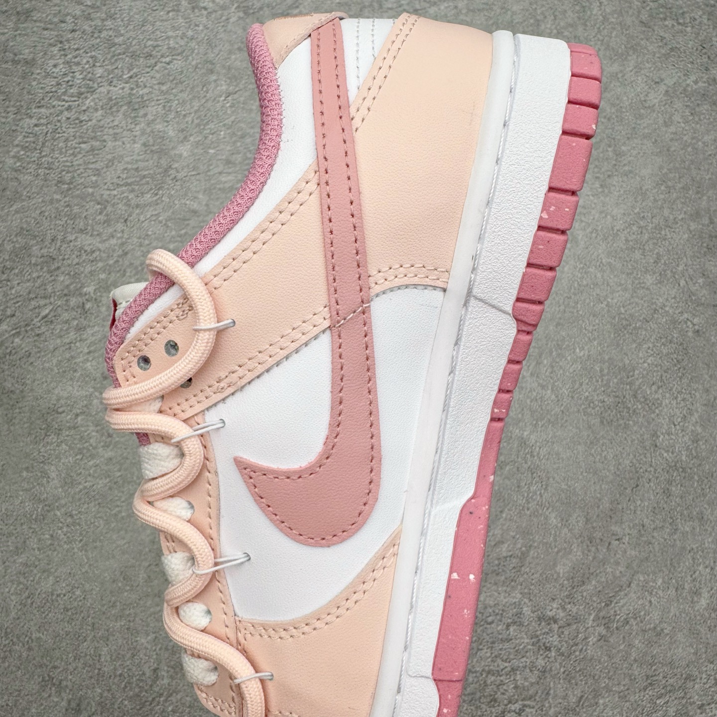 图片[7]-＃YC纯原 NK Dunk Low 蜜语玫瑰 DD1873-112 当粉与白温柔交错，便晕染出一场属于春日的缄默绽放。鞋身轻轻托着细腻的玫瑰笔触，只如耳边一句轻盈的蜜语，悄悄落在步履间。鞋侧绽放的玫瑰是故事，是信号，是独属于你的温柔标识。低帮的轮廓延续 Dunk 的经典慵懒，舒适里藏着少女的率性与自在。定制系列天花板 无原鞋不开发 全系列得物原鞋一比一校对开发 配色持续更新中 终端对接 优势输出 全套原厂楦头原纸板数据档案倾力打造 原汁原味莞产 极致还原 圈内最强针车工艺 高端零售指定版 广东原厂配套原盒原标 鞋盒分三个尺码段 原厂冲刀 超高清洁度 全鞋零毛边皮料切割 采用原厂百宏鞋带以及原厂百宏织唛舌标 内标可供原厂几率过验 进口原装条纹中底布 四线拉帮白色点胶 原厂拉帮手法遵循公司 原厂电绣 极致还原 尺码：36 36.5 37.5 38 38.5 39 40 40.5 41 42 42.5 43 44 44.5 45 46-选品中心