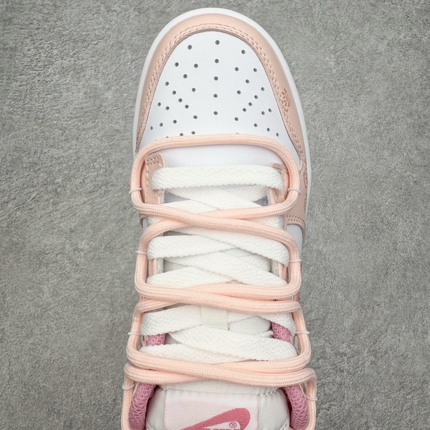 图片[4]-＃YC纯原 NK Dunk Low 蜜语玫瑰 DD1873-112 当粉与白温柔交错，便晕染出一场属于春日的缄默绽放。鞋身轻轻托着细腻的玫瑰笔触，只如耳边一句轻盈的蜜语，悄悄落在步履间。鞋侧绽放的玫瑰是故事，是信号，是独属于你的温柔标识。低帮的轮廓延续 Dunk 的经典慵懒，舒适里藏着少女的率性与自在。定制系列天花板 无原鞋不开发 全系列得物原鞋一比一校对开发 配色持续更新中 终端对接 优势输出 全套原厂楦头原纸板数据档案倾力打造 原汁原味莞产 极致还原 圈内最强针车工艺 高端零售指定版 广东原厂配套原盒原标 鞋盒分三个尺码段 原厂冲刀 超高清洁度 全鞋零毛边皮料切割 采用原厂百宏鞋带以及原厂百宏织唛舌标 内标可供原厂几率过验 进口原装条纹中底布 四线拉帮白色点胶 原厂拉帮手法遵循公司 原厂电绣 极致还原 尺码：36 36.5 37.5 38 38.5 39 40 40.5 41 42 42.5 43 44 44.5 45 46-选品中心