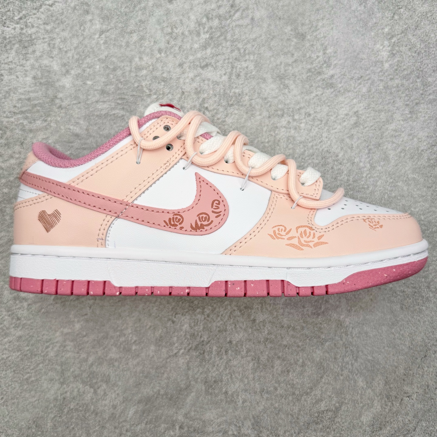 ＃YC纯原 NK Dunk Low 蜜语玫瑰 DD1873-112 当粉与白温柔交错，便晕染出一场属于春日的缄默绽放。鞋身轻轻托着细腻的玫瑰笔触，只如耳边一句轻盈的蜜语，悄悄落在步履间。鞋侧绽放的玫瑰是故事，是信号，是独属于你的温柔标识。低帮的轮廓延续 Dunk 的经典慵懒，舒适里藏着少女的率性与自在。定制系列天花板 无原鞋不开发 全系列得物原鞋一比一校对开发 配色持续更新中 终端对接 优势输出 全套原厂楦头原纸板数据档案倾力打造 原汁原味莞产 极致还原 圈内最强针车工艺 高端零售指定版 广东原厂配套原盒原标 鞋盒分三个尺码段 原厂冲刀 超高清洁度 全鞋零毛边皮料切割 采用原厂百宏鞋带以及原厂百宏织唛舌标 内标可供原厂几率过验 进口原装条纹中底布 四线拉帮白色点胶 原厂拉帮手法遵循公司 原厂电绣 极致还原 尺码：36 36.5 37.5 38 38.5 39 40 40.5 41 42 42.5 43 44 44.5 45 46-选品中心