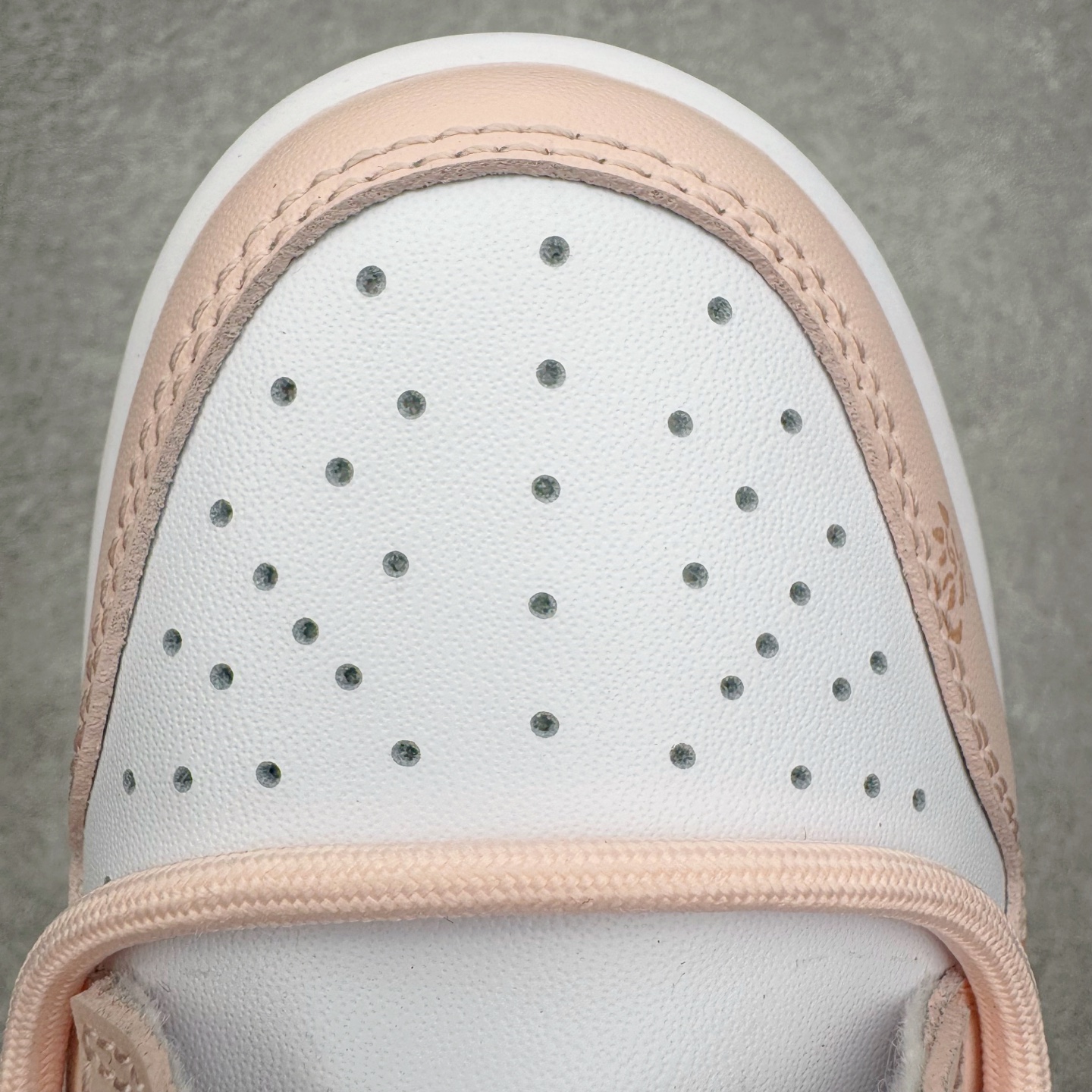 图片[14]-＃YC纯原 NK Dunk Low 蜜语玫瑰 DD1873-112 当粉与白温柔交错，便晕染出一场属于春日的缄默绽放。鞋身轻轻托着细腻的玫瑰笔触，只如耳边一句轻盈的蜜语，悄悄落在步履间。鞋侧绽放的玫瑰是故事，是信号，是独属于你的温柔标识。低帮的轮廓延续 Dunk 的经典慵懒，舒适里藏着少女的率性与自在。定制系列天花板 无原鞋不开发 全系列得物原鞋一比一校对开发 配色持续更新中 终端对接 优势输出 全套原厂楦头原纸板数据档案倾力打造 原汁原味莞产 极致还原 圈内最强针车工艺 高端零售指定版 广东原厂配套原盒原标 鞋盒分三个尺码段 原厂冲刀 超高清洁度 全鞋零毛边皮料切割 采用原厂百宏鞋带以及原厂百宏织唛舌标 内标可供原厂几率过验 进口原装条纹中底布 四线拉帮白色点胶 原厂拉帮手法遵循公司 原厂电绣 极致还原 尺码：36 36.5 37.5 38 38.5 39 40 40.5 41 42 42.5 43 44 44.5 45 46-选品中心