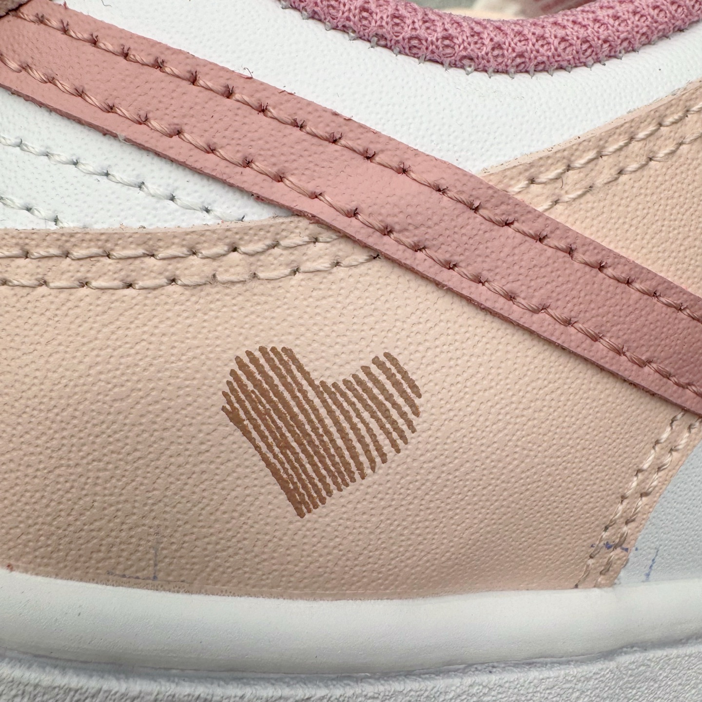 图片[16]-＃YC纯原 NK Dunk Low 蜜语玫瑰 DD1873-112 当粉与白温柔交错，便晕染出一场属于春日的缄默绽放。鞋身轻轻托着细腻的玫瑰笔触，只如耳边一句轻盈的蜜语，悄悄落在步履间。鞋侧绽放的玫瑰是故事，是信号，是独属于你的温柔标识。低帮的轮廓延续 Dunk 的经典慵懒，舒适里藏着少女的率性与自在。定制系列天花板 无原鞋不开发 全系列得物原鞋一比一校对开发 配色持续更新中 终端对接 优势输出 全套原厂楦头原纸板数据档案倾力打造 原汁原味莞产 极致还原 圈内最强针车工艺 高端零售指定版 广东原厂配套原盒原标 鞋盒分三个尺码段 原厂冲刀 超高清洁度 全鞋零毛边皮料切割 采用原厂百宏鞋带以及原厂百宏织唛舌标 内标可供原厂几率过验 进口原装条纹中底布 四线拉帮白色点胶 原厂拉帮手法遵循公司 原厂电绣 极致还原 尺码：36 36.5 37.5 38 38.5 39 40 40.5 41 42 42.5 43 44 44.5 45 46-选品中心