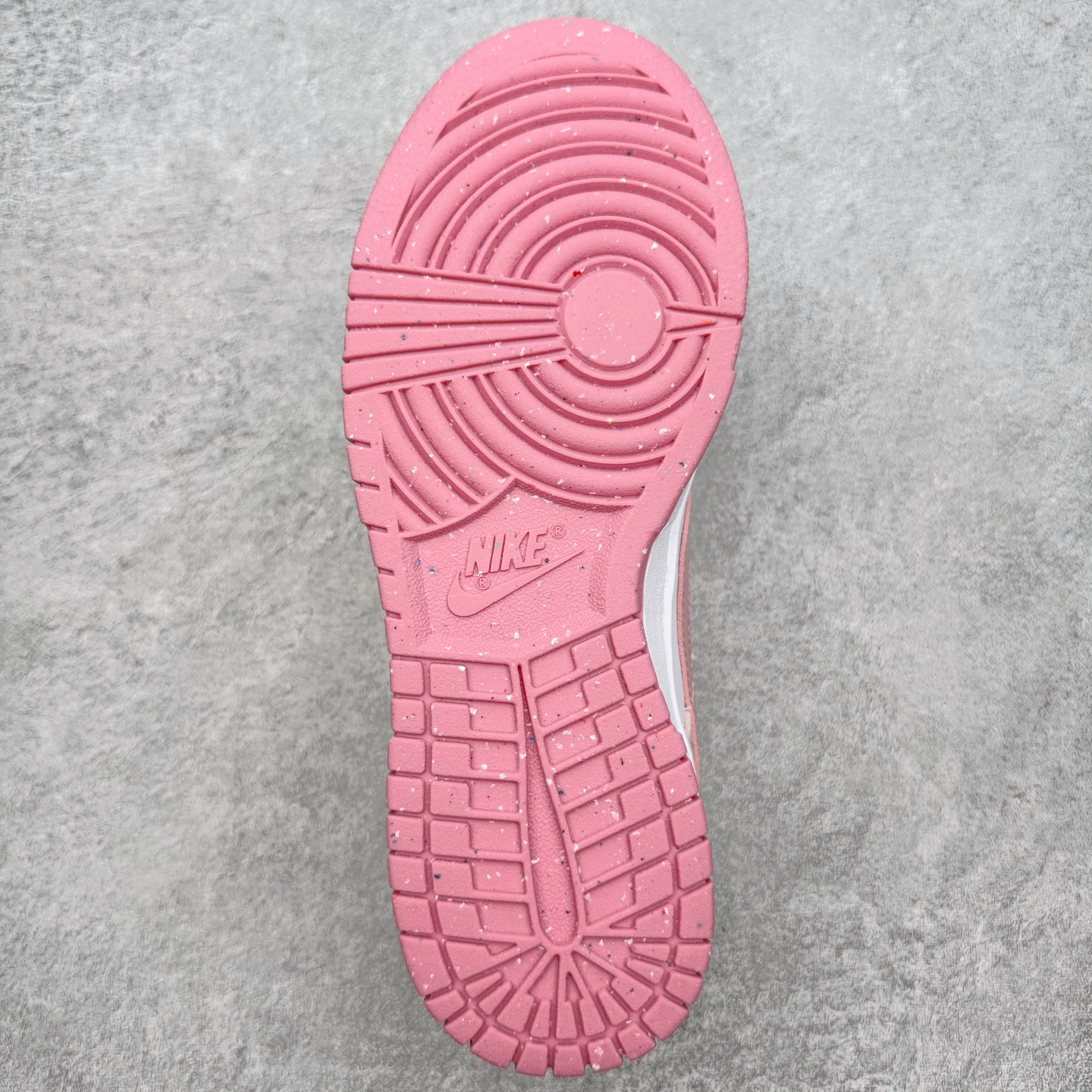 图片[9]-＃YC纯原 NK Dunk Low 蜜语玫瑰 DD1873-112 当粉与白温柔交错，便晕染出一场属于春日的缄默绽放。鞋身轻轻托着细腻的玫瑰笔触，只如耳边一句轻盈的蜜语，悄悄落在步履间。鞋侧绽放的玫瑰是故事，是信号，是独属于你的温柔标识。低帮的轮廓延续 Dunk 的经典慵懒，舒适里藏着少女的率性与自在。定制系列天花板 无原鞋不开发 全系列得物原鞋一比一校对开发 配色持续更新中 终端对接 优势输出 全套原厂楦头原纸板数据档案倾力打造 原汁原味莞产 极致还原 圈内最强针车工艺 高端零售指定版 广东原厂配套原盒原标 鞋盒分三个尺码段 原厂冲刀 超高清洁度 全鞋零毛边皮料切割 采用原厂百宏鞋带以及原厂百宏织唛舌标 内标可供原厂几率过验 进口原装条纹中底布 四线拉帮白色点胶 原厂拉帮手法遵循公司 原厂电绣 极致还原 尺码：36 36.5 37.5 38 38.5 39 40 40.5 41 42 42.5 43 44 44.5 45 46-选品中心