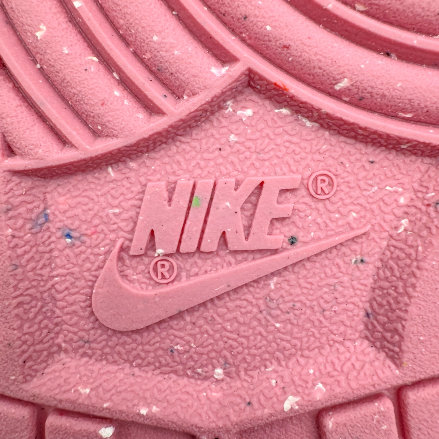 图片[19]-＃YC纯原 NK Dunk Low 蜜语玫瑰 DD1873-112 当粉与白温柔交错，便晕染出一场属于春日的缄默绽放。鞋身轻轻托着细腻的玫瑰笔触，只如耳边一句轻盈的蜜语，悄悄落在步履间。鞋侧绽放的玫瑰是故事，是信号，是独属于你的温柔标识。低帮的轮廓延续 Dunk 的经典慵懒，舒适里藏着少女的率性与自在。定制系列天花板 无原鞋不开发 全系列得物原鞋一比一校对开发 配色持续更新中 终端对接 优势输出 全套原厂楦头原纸板数据档案倾力打造 原汁原味莞产 极致还原 圈内最强针车工艺 高端零售指定版 广东原厂配套原盒原标 鞋盒分三个尺码段 原厂冲刀 超高清洁度 全鞋零毛边皮料切割 采用原厂百宏鞋带以及原厂百宏织唛舌标 内标可供原厂几率过验 进口原装条纹中底布 四线拉帮白色点胶 原厂拉帮手法遵循公司 原厂电绣 极致还原 尺码：36 36.5 37.5 38 38.5 39 40 40.5 41 42 42.5 43 44 44.5 45 46-选品中心