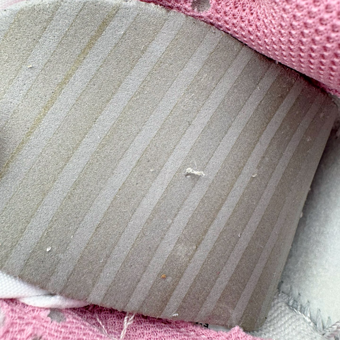 图片[11]-＃YC纯原 NK Dunk Low 蜜语玫瑰 DD1873-112 当粉与白温柔交错，便晕染出一场属于春日的缄默绽放。鞋身轻轻托着细腻的玫瑰笔触，只如耳边一句轻盈的蜜语，悄悄落在步履间。鞋侧绽放的玫瑰是故事，是信号，是独属于你的温柔标识。低帮的轮廓延续 Dunk 的经典慵懒，舒适里藏着少女的率性与自在。定制系列天花板 无原鞋不开发 全系列得物原鞋一比一校对开发 配色持续更新中 终端对接 优势输出 全套原厂楦头原纸板数据档案倾力打造 原汁原味莞产 极致还原 圈内最强针车工艺 高端零售指定版 广东原厂配套原盒原标 鞋盒分三个尺码段 原厂冲刀 超高清洁度 全鞋零毛边皮料切割 采用原厂百宏鞋带以及原厂百宏织唛舌标 内标可供原厂几率过验 进口原装条纹中底布 四线拉帮白色点胶 原厂拉帮手法遵循公司 原厂电绣 极致还原 尺码：36 36.5 37.5 38 38.5 39 40 40.5 41 42 42.5 43 44 44.5 45 46-选品中心