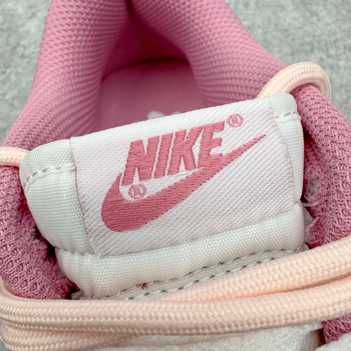 图片[13]-＃YC纯原 NK Dunk Low 蜜语玫瑰 DD1873-112 当粉与白温柔交错，便晕染出一场属于春日的缄默绽放。鞋身轻轻托着细腻的玫瑰笔触，只如耳边一句轻盈的蜜语，悄悄落在步履间。鞋侧绽放的玫瑰是故事，是信号，是独属于你的温柔标识。低帮的轮廓延续 Dunk 的经典慵懒，舒适里藏着少女的率性与自在。定制系列天花板 无原鞋不开发 全系列得物原鞋一比一校对开发 配色持续更新中 终端对接 优势输出 全套原厂楦头原纸板数据档案倾力打造 原汁原味莞产 极致还原 圈内最强针车工艺 高端零售指定版 广东原厂配套原盒原标 鞋盒分三个尺码段 原厂冲刀 超高清洁度 全鞋零毛边皮料切割 采用原厂百宏鞋带以及原厂百宏织唛舌标 内标可供原厂几率过验 进口原装条纹中底布 四线拉帮白色点胶 原厂拉帮手法遵循公司 原厂电绣 极致还原 尺码：36 36.5 37.5 38 38.5 39 40 40.5 41 42 42.5 43 44 44.5 45 46-选品中心