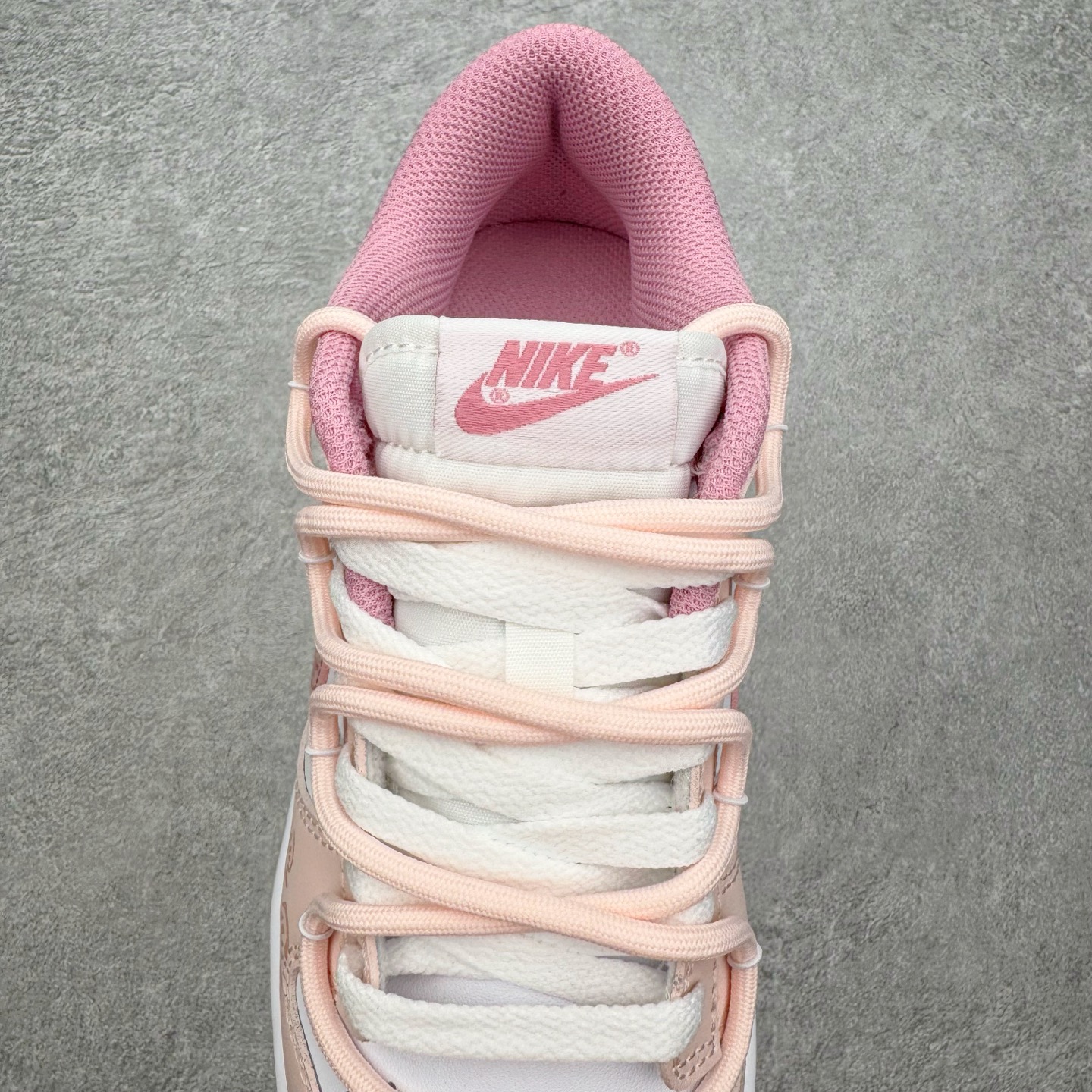 图片[5]-＃YC纯原 NK Dunk Low 蜜语玫瑰 DD1873-112 当粉与白温柔交错，便晕染出一场属于春日的缄默绽放。鞋身轻轻托着细腻的玫瑰笔触，只如耳边一句轻盈的蜜语，悄悄落在步履间。鞋侧绽放的玫瑰是故事，是信号，是独属于你的温柔标识。低帮的轮廓延续 Dunk 的经典慵懒，舒适里藏着少女的率性与自在。定制系列天花板 无原鞋不开发 全系列得物原鞋一比一校对开发 配色持续更新中 终端对接 优势输出 全套原厂楦头原纸板数据档案倾力打造 原汁原味莞产 极致还原 圈内最强针车工艺 高端零售指定版 广东原厂配套原盒原标 鞋盒分三个尺码段 原厂冲刀 超高清洁度 全鞋零毛边皮料切割 采用原厂百宏鞋带以及原厂百宏织唛舌标 内标可供原厂几率过验 进口原装条纹中底布 四线拉帮白色点胶 原厂拉帮手法遵循公司 原厂电绣 极致还原 尺码：36 36.5 37.5 38 38.5 39 40 40.5 41 42 42.5 43 44 44.5 45 46-选品中心
