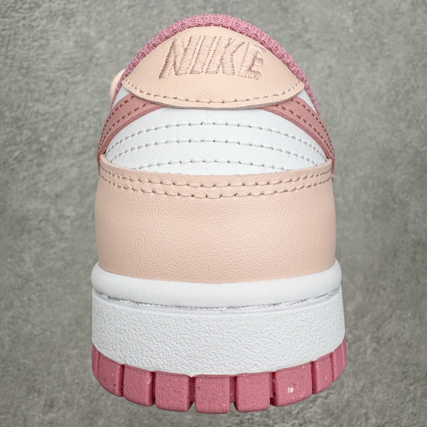 图片[8]-＃YC纯原 NK Dunk Low 蜜语玫瑰 DD1873-112 当粉与白温柔交错，便晕染出一场属于春日的缄默绽放。鞋身轻轻托着细腻的玫瑰笔触，只如耳边一句轻盈的蜜语，悄悄落在步履间。鞋侧绽放的玫瑰是故事，是信号，是独属于你的温柔标识。低帮的轮廓延续 Dunk 的经典慵懒，舒适里藏着少女的率性与自在。定制系列天花板 无原鞋不开发 全系列得物原鞋一比一校对开发 配色持续更新中 终端对接 优势输出 全套原厂楦头原纸板数据档案倾力打造 原汁原味莞产 极致还原 圈内最强针车工艺 高端零售指定版 广东原厂配套原盒原标 鞋盒分三个尺码段 原厂冲刀 超高清洁度 全鞋零毛边皮料切割 采用原厂百宏鞋带以及原厂百宏织唛舌标 内标可供原厂几率过验 进口原装条纹中底布 四线拉帮白色点胶 原厂拉帮手法遵循公司 原厂电绣 极致还原 尺码：36 36.5 37.5 38 38.5 39 40 40.5 41 42 42.5 43 44 44.5 45 46-选品中心
