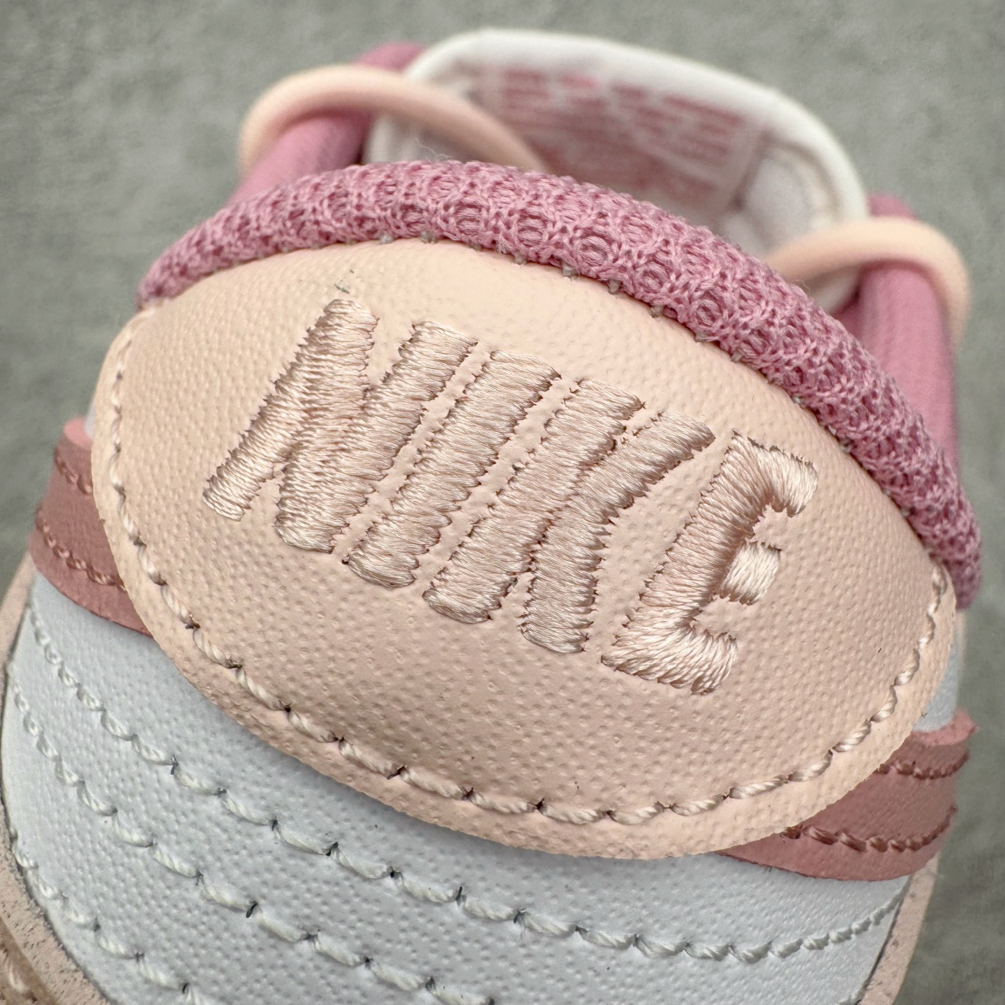 图片[15]-＃YC纯原 NK Dunk Low 蜜语玫瑰 DD1873-112 当粉与白温柔交错，便晕染出一场属于春日的缄默绽放。鞋身轻轻托着细腻的玫瑰笔触，只如耳边一句轻盈的蜜语，悄悄落在步履间。鞋侧绽放的玫瑰是故事，是信号，是独属于你的温柔标识。低帮的轮廓延续 Dunk 的经典慵懒，舒适里藏着少女的率性与自在。定制系列天花板 无原鞋不开发 全系列得物原鞋一比一校对开发 配色持续更新中 终端对接 优势输出 全套原厂楦头原纸板数据档案倾力打造 原汁原味莞产 极致还原 圈内最强针车工艺 高端零售指定版 广东原厂配套原盒原标 鞋盒分三个尺码段 原厂冲刀 超高清洁度 全鞋零毛边皮料切割 采用原厂百宏鞋带以及原厂百宏织唛舌标 内标可供原厂几率过验 进口原装条纹中底布 四线拉帮白色点胶 原厂拉帮手法遵循公司 原厂电绣 极致还原 尺码：36 36.5 37.5 38 38.5 39 40 40.5 41 42 42.5 43 44 44.5 45 46-选品中心