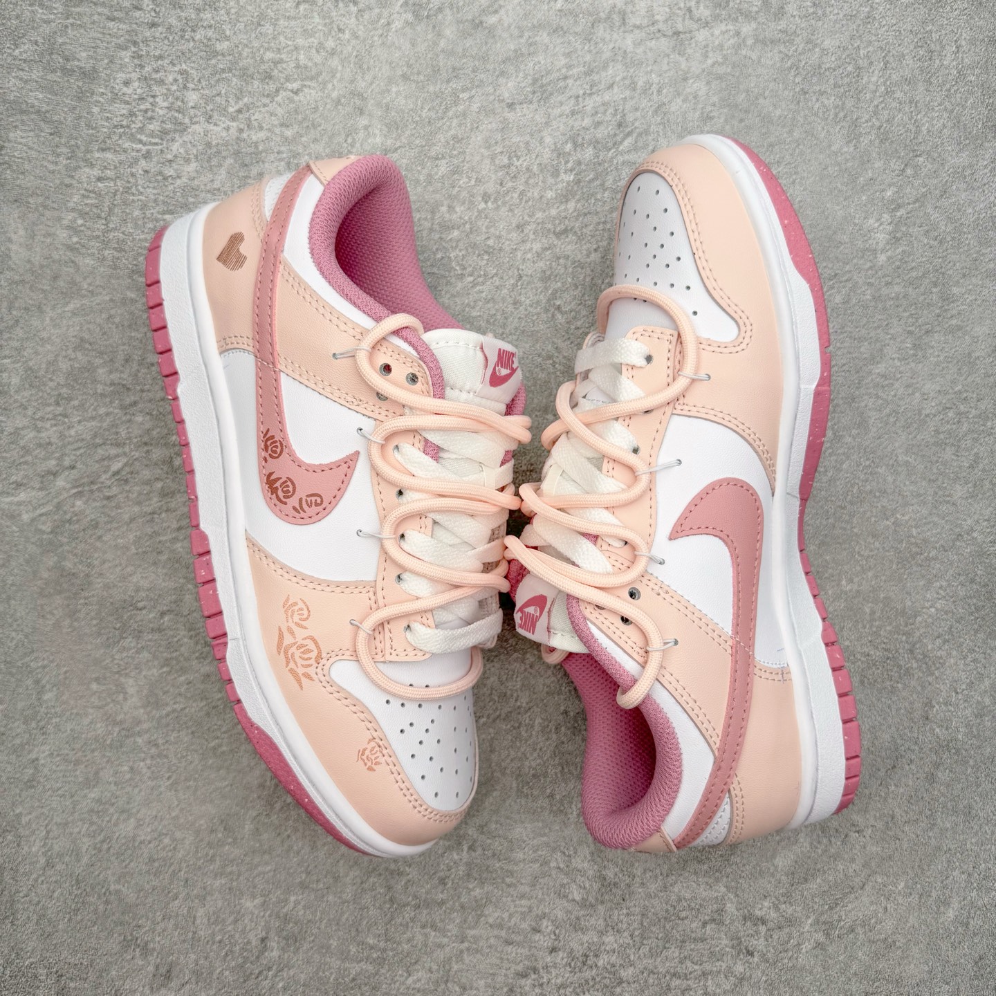 图片[3]-＃YC纯原 NK Dunk Low 蜜语玫瑰 DD1873-112 当粉与白温柔交错，便晕染出一场属于春日的缄默绽放。鞋身轻轻托着细腻的玫瑰笔触，只如耳边一句轻盈的蜜语，悄悄落在步履间。鞋侧绽放的玫瑰是故事，是信号，是独属于你的温柔标识。低帮的轮廓延续 Dunk 的经典慵懒，舒适里藏着少女的率性与自在。定制系列天花板 无原鞋不开发 全系列得物原鞋一比一校对开发 配色持续更新中 终端对接 优势输出 全套原厂楦头原纸板数据档案倾力打造 原汁原味莞产 极致还原 圈内最强针车工艺 高端零售指定版 广东原厂配套原盒原标 鞋盒分三个尺码段 原厂冲刀 超高清洁度 全鞋零毛边皮料切割 采用原厂百宏鞋带以及原厂百宏织唛舌标 内标可供原厂几率过验 进口原装条纹中底布 四线拉帮白色点胶 原厂拉帮手法遵循公司 原厂电绣 极致还原 尺码：36 36.5 37.5 38 38.5 39 40 40.5 41 42 42.5 43 44 44.5 45 46-选品中心