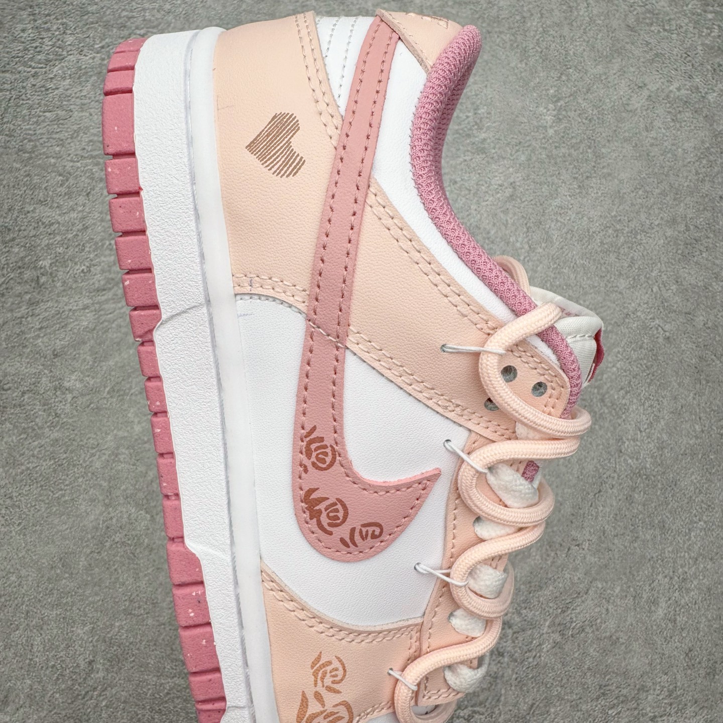图片[6]-＃YC纯原 NK Dunk Low 蜜语玫瑰 DD1873-112 当粉与白温柔交错，便晕染出一场属于春日的缄默绽放。鞋身轻轻托着细腻的玫瑰笔触，只如耳边一句轻盈的蜜语，悄悄落在步履间。鞋侧绽放的玫瑰是故事，是信号，是独属于你的温柔标识。低帮的轮廓延续 Dunk 的经典慵懒，舒适里藏着少女的率性与自在。定制系列天花板 无原鞋不开发 全系列得物原鞋一比一校对开发 配色持续更新中 终端对接 优势输出 全套原厂楦头原纸板数据档案倾力打造 原汁原味莞产 极致还原 圈内最强针车工艺 高端零售指定版 广东原厂配套原盒原标 鞋盒分三个尺码段 原厂冲刀 超高清洁度 全鞋零毛边皮料切割 采用原厂百宏鞋带以及原厂百宏织唛舌标 内标可供原厂几率过验 进口原装条纹中底布 四线拉帮白色点胶 原厂拉帮手法遵循公司 原厂电绣 极致还原 尺码：36 36.5 37.5 38 38.5 39 40 40.5 41 42 42.5 43 44 44.5 45 46-选品中心