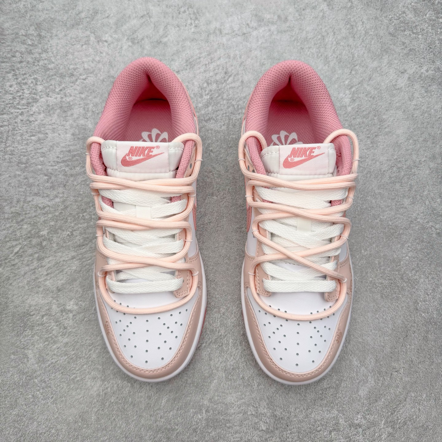 图片[2]-＃YC纯原 NK Dunk Low 蜜语玫瑰 DD1873-112 当粉与白温柔交错，便晕染出一场属于春日的缄默绽放。鞋身轻轻托着细腻的玫瑰笔触，只如耳边一句轻盈的蜜语，悄悄落在步履间。鞋侧绽放的玫瑰是故事，是信号，是独属于你的温柔标识。低帮的轮廓延续 Dunk 的经典慵懒，舒适里藏着少女的率性与自在。定制系列天花板 无原鞋不开发 全系列得物原鞋一比一校对开发 配色持续更新中 终端对接 优势输出 全套原厂楦头原纸板数据档案倾力打造 原汁原味莞产 极致还原 圈内最强针车工艺 高端零售指定版 广东原厂配套原盒原标 鞋盒分三个尺码段 原厂冲刀 超高清洁度 全鞋零毛边皮料切割 采用原厂百宏鞋带以及原厂百宏织唛舌标 内标可供原厂几率过验 进口原装条纹中底布 四线拉帮白色点胶 原厂拉帮手法遵循公司 原厂电绣 极致还原 尺码：36 36.5 37.5 38 38.5 39 40 40.5 41 42 42.5 43 44 44.5 45 46-选品中心