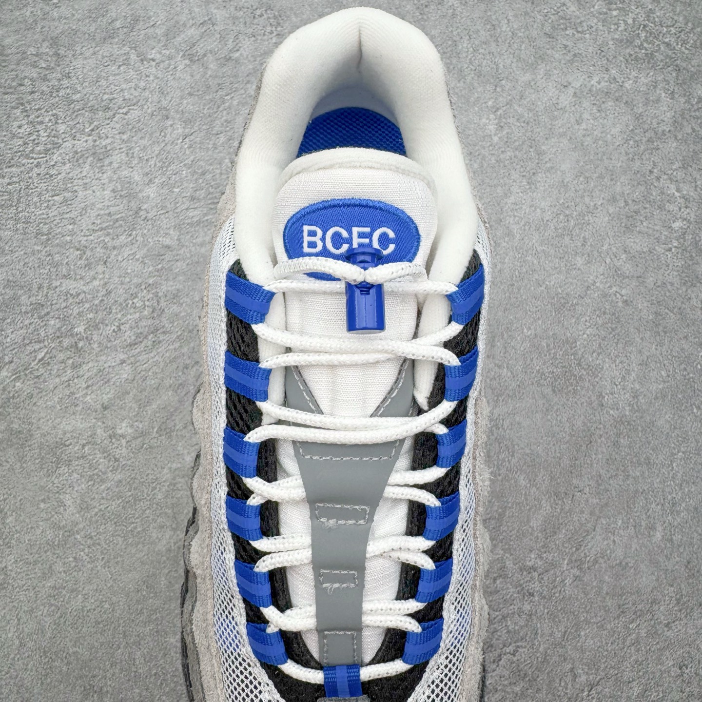 图片[5]-＃GX纯原 UNDEFEATED x NK Air Max 95 SP 伯明翰限定 联名灰蓝 IB4523-001 经典重温 外单专供大厂出品 品质稳定 一百余色 终端操作 鞋款设计灵感源于人体构造 中底设计基于人体的脊柱构造 是整体设计的核心 尼龙孔眼代表了肋骨 而分层式面板和网眼象征着肌肉纤维和肉体组织 Air Max 95采用了两个独立的吹塑成型的Air-Sole单元 并首次在前掌使用可视化气垫设计 Swoosh logo夜当作一个 点符号放在了鞋子的后帮位置 20年的发展让 AIR MAX 95有了不同的故事 20年后再度面向世人的时候 焕然一新的面貌 让人有了另外一种清新脱俗的感觉 尺码：40 40.5 41 42 42.5 43 44 44.5 45 45.5 46 47.5 48.5-选品中心