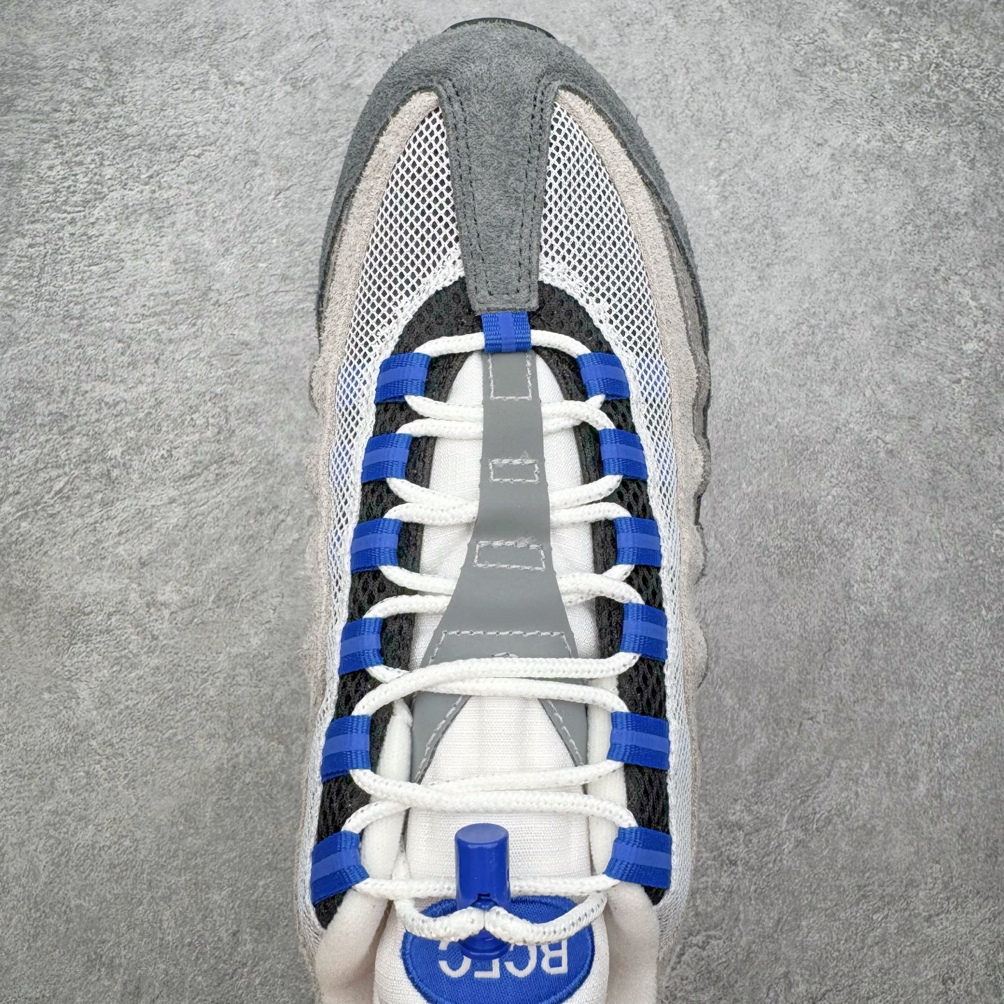图片[4]-＃GX纯原 UNDEFEATED x NK Air Max 95 SP 伯明翰限定 联名灰蓝 IB4523-001 经典重温 外单专供大厂出品 品质稳定 一百余色 终端操作 鞋款设计灵感源于人体构造 中底设计基于人体的脊柱构造 是整体设计的核心 尼龙孔眼代表了肋骨 而分层式面板和网眼象征着肌肉纤维和肉体组织 Air Max 95采用了两个独立的吹塑成型的Air-Sole单元 并首次在前掌使用可视化气垫设计 Swoosh logo夜当作一个 点符号放在了鞋子的后帮位置 20年的发展让 AIR MAX 95有了不同的故事 20年后再度面向世人的时候 焕然一新的面貌 让人有了另外一种清新脱俗的感觉 尺码：40 40.5 41 42 42.5 43 44 44.5 45 45.5 46 47.5 48.5-选品中心
