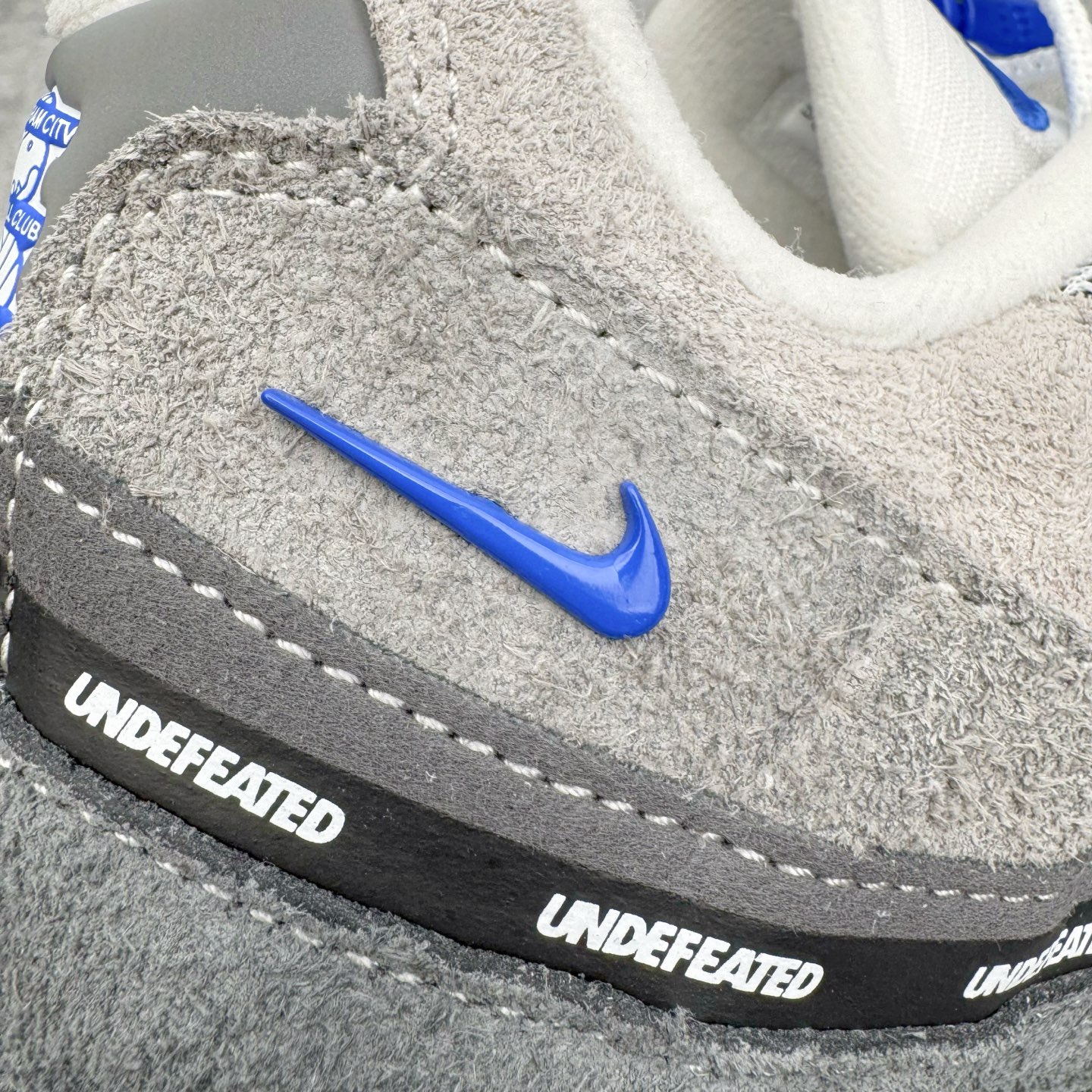 图片[17]-＃GX纯原 UNDEFEATED x NK Air Max 95 SP 伯明翰限定 联名灰蓝 IB4523-001 经典重温 外单专供大厂出品 品质稳定 一百余色 终端操作 鞋款设计灵感源于人体构造 中底设计基于人体的脊柱构造 是整体设计的核心 尼龙孔眼代表了肋骨 而分层式面板和网眼象征着肌肉纤维和肉体组织 Air Max 95采用了两个独立的吹塑成型的Air-Sole单元 并首次在前掌使用可视化气垫设计 Swoosh logo夜当作一个 点符号放在了鞋子的后帮位置 20年的发展让 AIR MAX 95有了不同的故事 20年后再度面向世人的时候 焕然一新的面貌 让人有了另外一种清新脱俗的感觉 尺码：40 40.5 41 42 42.5 43 44 44.5 45 45.5 46 47.5 48.5-选品中心