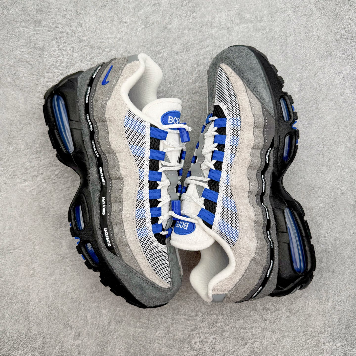 图片[3]-＃GX纯原 UNDEFEATED x NK Air Max 95 SP 伯明翰限定 联名灰蓝 IB4523-001 经典重温 外单专供大厂出品 品质稳定 一百余色 终端操作 鞋款设计灵感源于人体构造 中底设计基于人体的脊柱构造 是整体设计的核心 尼龙孔眼代表了肋骨 而分层式面板和网眼象征着肌肉纤维和肉体组织 Air Max 95采用了两个独立的吹塑成型的Air-Sole单元 并首次在前掌使用可视化气垫设计 Swoosh logo夜当作一个 点符号放在了鞋子的后帮位置 20年的发展让 AIR MAX 95有了不同的故事 20年后再度面向世人的时候 焕然一新的面貌 让人有了另外一种清新脱俗的感觉 尺码：40 40.5 41 42 42.5 43 44 44.5 45 45.5 46 47.5 48.5-选品中心