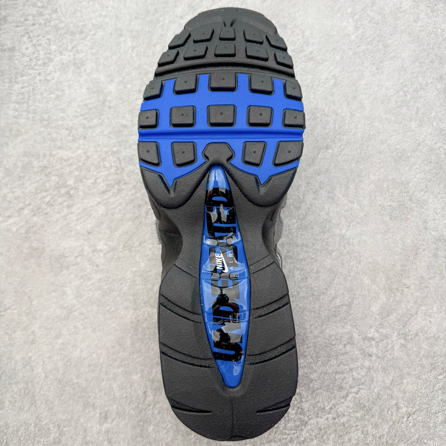 图片[9]-＃GX纯原 UNDEFEATED x NK Air Max 95 SP 伯明翰限定 联名灰蓝 IB4523-001 经典重温 外单专供大厂出品 品质稳定 一百余色 终端操作 鞋款设计灵感源于人体构造 中底设计基于人体的脊柱构造 是整体设计的核心 尼龙孔眼代表了肋骨 而分层式面板和网眼象征着肌肉纤维和肉体组织 Air Max 95采用了两个独立的吹塑成型的Air-Sole单元 并首次在前掌使用可视化气垫设计 Swoosh logo夜当作一个 点符号放在了鞋子的后帮位置 20年的发展让 AIR MAX 95有了不同的故事 20年后再度面向世人的时候 焕然一新的面貌 让人有了另外一种清新脱俗的感觉 尺码：40 40.5 41 42 42.5 43 44 44.5 45 45.5 46 47.5 48.5-选品中心