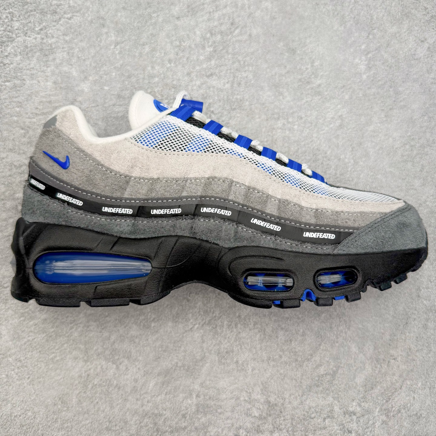 ＃GX纯原 UNDEFEATED x NK Air Max 95 SP 伯明翰限定 联名灰蓝 IB4523-001 经典重温 外单专供大厂出品 品质稳定 一百余色 终端操作 鞋款设计灵感源于人体构造 中底设计基于人体的脊柱构造 是整体设计的核心 尼龙孔眼代表了肋骨 而分层式面板和网眼象征着肌肉纤维和肉体组织 Air Max 95采用了两个独立的吹塑成型的Air-Sole单元 并首次在前掌使用可视化气垫设计 Swoosh logo夜当作一个 点符号放在了鞋子的后帮位置 20年的发展让 AIR MAX 95有了不同的故事 20年后再度面向世人的时候 焕然一新的面貌 让人有了另外一种清新脱俗的感觉 尺码：40 40.5 41 42 42.5 43 44 44.5 45 45.5 46 47.5 48.5-选品中心