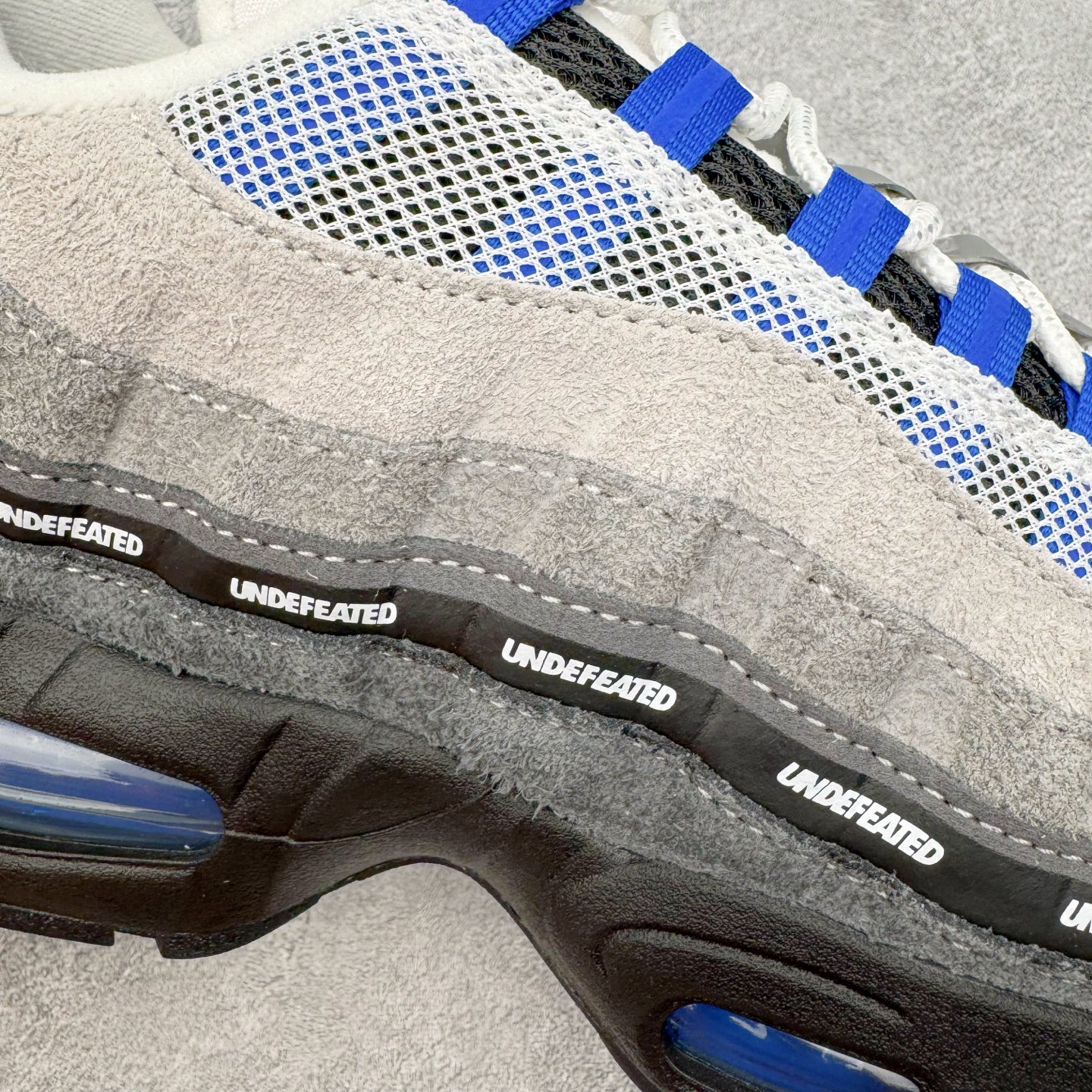 图片[16]-＃GX纯原 UNDEFEATED x NK Air Max 95 SP 伯明翰限定 联名灰蓝 IB4523-001 经典重温 外单专供大厂出品 品质稳定 一百余色 终端操作 鞋款设计灵感源于人体构造 中底设计基于人体的脊柱构造 是整体设计的核心 尼龙孔眼代表了肋骨 而分层式面板和网眼象征着肌肉纤维和肉体组织 Air Max 95采用了两个独立的吹塑成型的Air-Sole单元 并首次在前掌使用可视化气垫设计 Swoosh logo夜当作一个 点符号放在了鞋子的后帮位置 20年的发展让 AIR MAX 95有了不同的故事 20年后再度面向世人的时候 焕然一新的面貌 让人有了另外一种清新脱俗的感觉 尺码：40 40.5 41 42 42.5 43 44 44.5 45 45.5 46 47.5 48.5-选品中心