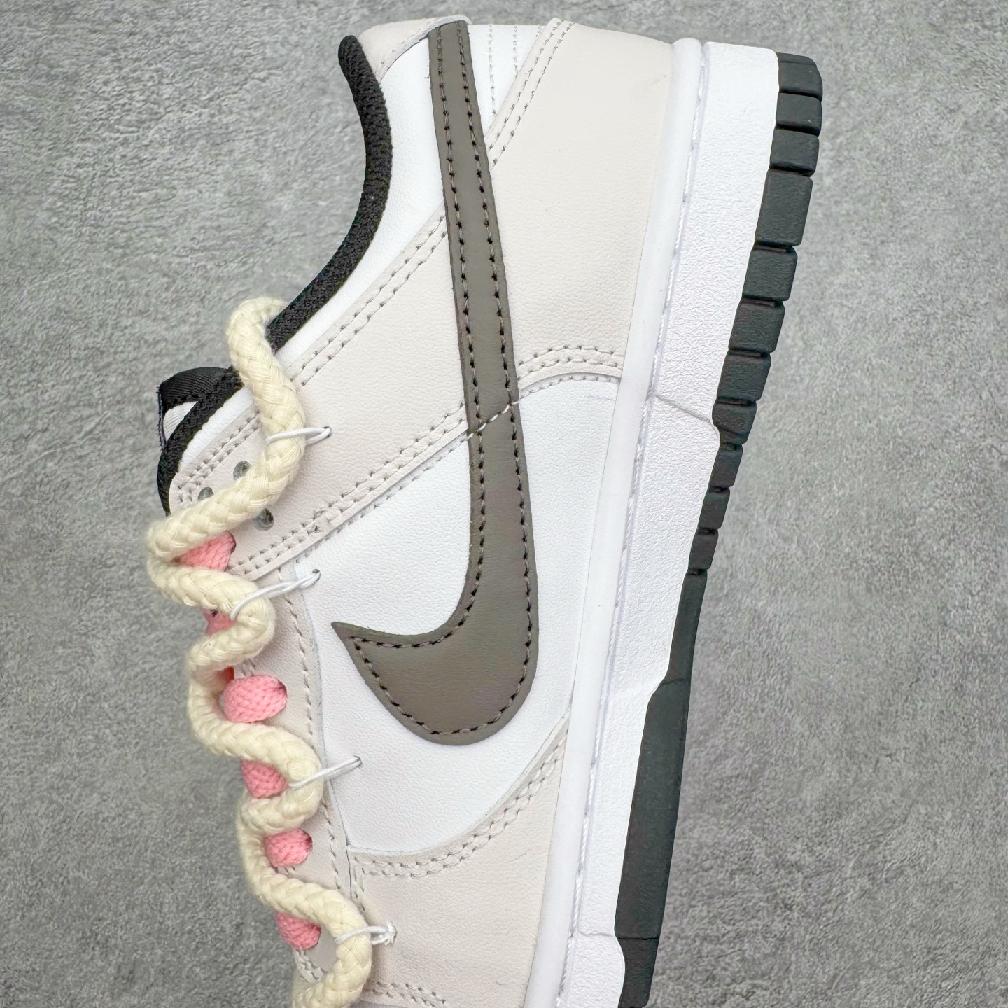 图片[7]-＃YC纯原 NK Dunk Low 唯美花园 DD1391-100 当米白鞋面铺开轻柔底色，仿佛晨雾还未散去的花园小径。棕色Swoosh如一缕细腻的枝干影，低调地勾勒出清晨的静谧。粉色鞋带是蔷薇初绽的羞赧，轻轻系起，就像为春天打了个柔软的结。侧畔绽开的花卉图案，每一笔细腻勾勒，让漫步的每一步，都带着花园的呼吸。定制系列天花板 无原鞋不开发 全系列得物原鞋一比一校对开发 配色持续更新中 终端对接 优势输出 全套原厂楦头原纸板数据档案倾力打造 原汁原味莞产 极致还原 圈内最强针车工艺 高端零售指定版 广东原厂配套原盒原标 鞋盒分三个尺码段 原厂冲刀 超高清洁度 全鞋零毛边皮料切割 采用原厂百宏鞋带以及原厂百宏织唛舌标 内标可供原厂几率过验 进口原装条纹中底布 四线拉帮白色点胶 原厂拉帮手法遵循公司 原厂电绣 极致还原 尺码：36 36.5 37.5 38 38.5 39 40 40.5 41 42 42.5 43 44 44.5 45 46-选品中心