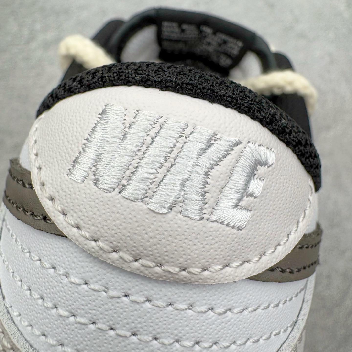 图片[16]-＃YC纯原 NK Dunk Low 唯美花园 DD1391-100 当米白鞋面铺开轻柔底色，仿佛晨雾还未散去的花园小径。棕色Swoosh如一缕细腻的枝干影，低调地勾勒出清晨的静谧。粉色鞋带是蔷薇初绽的羞赧，轻轻系起，就像为春天打了个柔软的结。侧畔绽开的花卉图案，每一笔细腻勾勒，让漫步的每一步，都带着花园的呼吸。定制系列天花板 无原鞋不开发 全系列得物原鞋一比一校对开发 配色持续更新中 终端对接 优势输出 全套原厂楦头原纸板数据档案倾力打造 原汁原味莞产 极致还原 圈内最强针车工艺 高端零售指定版 广东原厂配套原盒原标 鞋盒分三个尺码段 原厂冲刀 超高清洁度 全鞋零毛边皮料切割 采用原厂百宏鞋带以及原厂百宏织唛舌标 内标可供原厂几率过验 进口原装条纹中底布 四线拉帮白色点胶 原厂拉帮手法遵循公司 原厂电绣 极致还原 尺码：36 36.5 37.5 38 38.5 39 40 40.5 41 42 42.5 43 44 44.5 45 46-选品中心