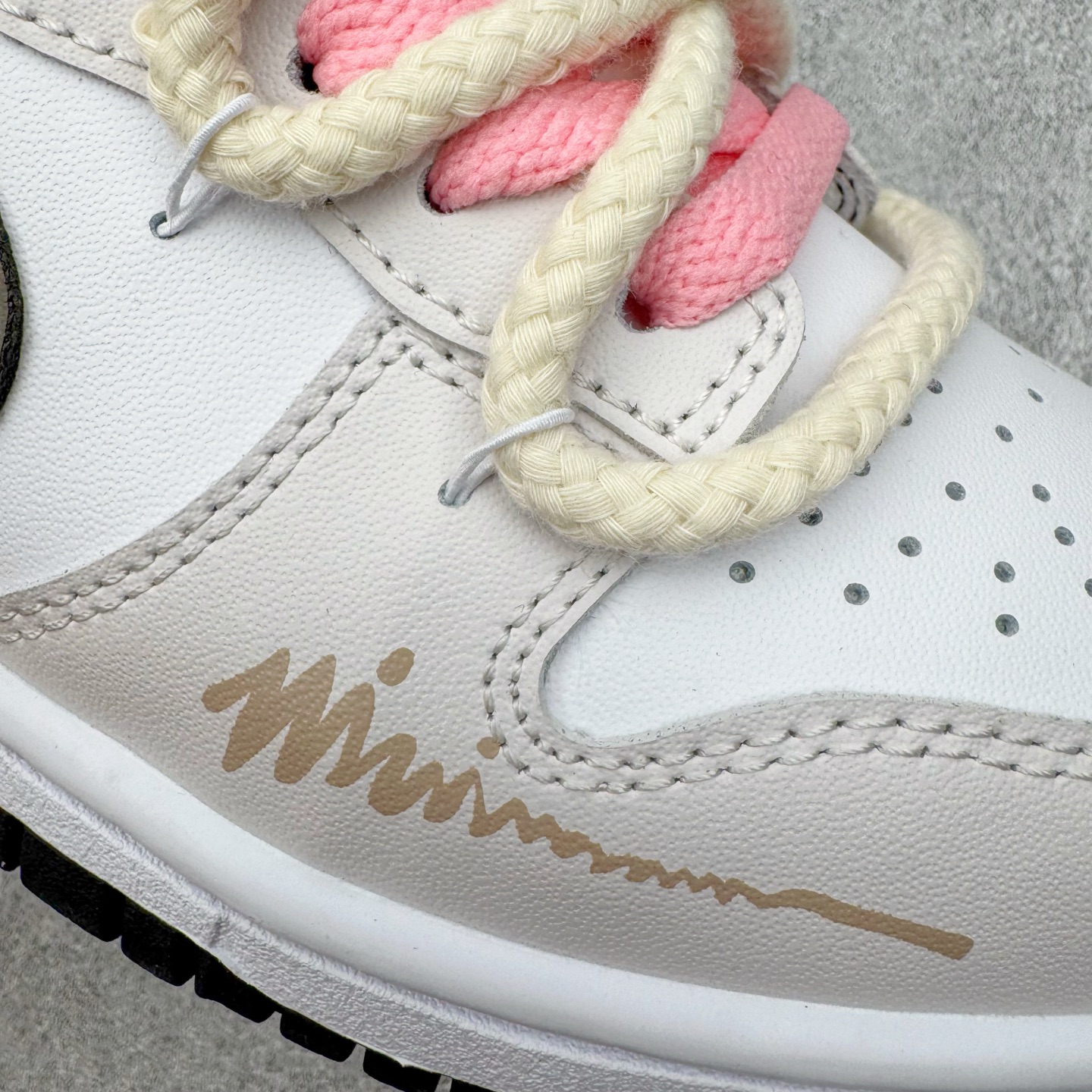 图片[19]-＃YC纯原 NK Dunk Low 唯美花园 DD1391-100 当米白鞋面铺开轻柔底色，仿佛晨雾还未散去的花园小径。棕色Swoosh如一缕细腻的枝干影，低调地勾勒出清晨的静谧。粉色鞋带是蔷薇初绽的羞赧，轻轻系起，就像为春天打了个柔软的结。侧畔绽开的花卉图案，每一笔细腻勾勒，让漫步的每一步，都带着花园的呼吸。定制系列天花板 无原鞋不开发 全系列得物原鞋一比一校对开发 配色持续更新中 终端对接 优势输出 全套原厂楦头原纸板数据档案倾力打造 原汁原味莞产 极致还原 圈内最强针车工艺 高端零售指定版 广东原厂配套原盒原标 鞋盒分三个尺码段 原厂冲刀 超高清洁度 全鞋零毛边皮料切割 采用原厂百宏鞋带以及原厂百宏织唛舌标 内标可供原厂几率过验 进口原装条纹中底布 四线拉帮白色点胶 原厂拉帮手法遵循公司 原厂电绣 极致还原 尺码：36 36.5 37.5 38 38.5 39 40 40.5 41 42 42.5 43 44 44.5 45 46-选品中心