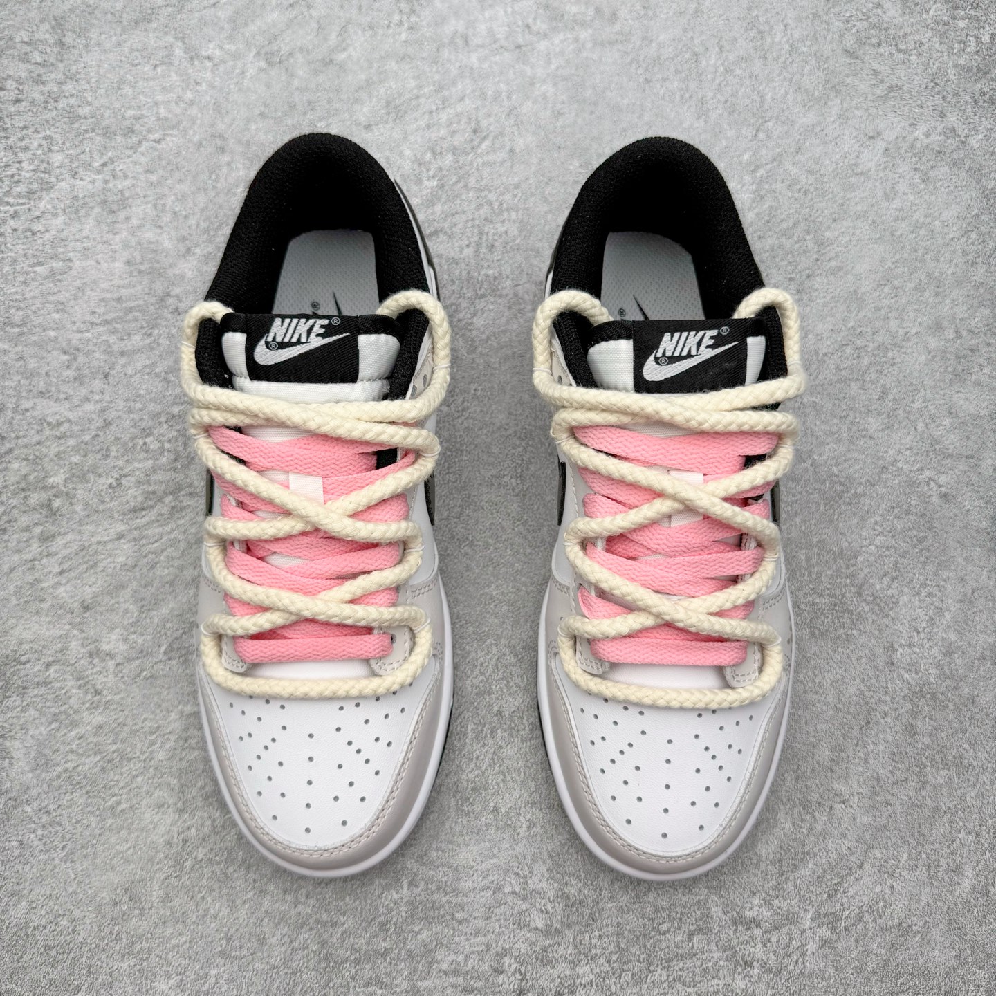 图片[2]-＃YC纯原 NK Dunk Low 唯美花园 DD1391-100 当米白鞋面铺开轻柔底色，仿佛晨雾还未散去的花园小径。棕色Swoosh如一缕细腻的枝干影，低调地勾勒出清晨的静谧。粉色鞋带是蔷薇初绽的羞赧，轻轻系起，就像为春天打了个柔软的结。侧畔绽开的花卉图案，每一笔细腻勾勒，让漫步的每一步，都带着花园的呼吸。定制系列天花板 无原鞋不开发 全系列得物原鞋一比一校对开发 配色持续更新中 终端对接 优势输出 全套原厂楦头原纸板数据档案倾力打造 原汁原味莞产 极致还原 圈内最强针车工艺 高端零售指定版 广东原厂配套原盒原标 鞋盒分三个尺码段 原厂冲刀 超高清洁度 全鞋零毛边皮料切割 采用原厂百宏鞋带以及原厂百宏织唛舌标 内标可供原厂几率过验 进口原装条纹中底布 四线拉帮白色点胶 原厂拉帮手法遵循公司 原厂电绣 极致还原 尺码：36 36.5 37.5 38 38.5 39 40 40.5 41 42 42.5 43 44 44.5 45 46-选品中心