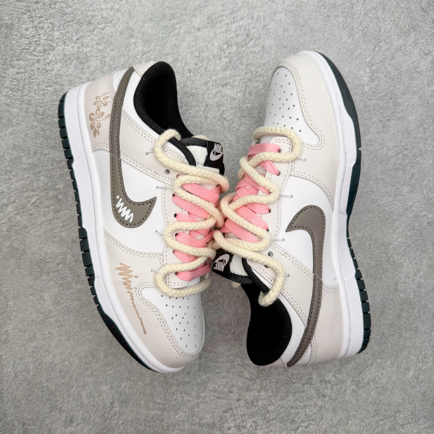 图片[3]-＃YC纯原 NK Dunk Low 唯美花园 DD1391-100 当米白鞋面铺开轻柔底色，仿佛晨雾还未散去的花园小径。棕色Swoosh如一缕细腻的枝干影，低调地勾勒出清晨的静谧。粉色鞋带是蔷薇初绽的羞赧，轻轻系起，就像为春天打了个柔软的结。侧畔绽开的花卉图案，每一笔细腻勾勒，让漫步的每一步，都带着花园的呼吸。定制系列天花板 无原鞋不开发 全系列得物原鞋一比一校对开发 配色持续更新中 终端对接 优势输出 全套原厂楦头原纸板数据档案倾力打造 原汁原味莞产 极致还原 圈内最强针车工艺 高端零售指定版 广东原厂配套原盒原标 鞋盒分三个尺码段 原厂冲刀 超高清洁度 全鞋零毛边皮料切割 采用原厂百宏鞋带以及原厂百宏织唛舌标 内标可供原厂几率过验 进口原装条纹中底布 四线拉帮白色点胶 原厂拉帮手法遵循公司 原厂电绣 极致还原 尺码：36 36.5 37.5 38 38.5 39 40 40.5 41 42 42.5 43 44 44.5 45 46-选品中心