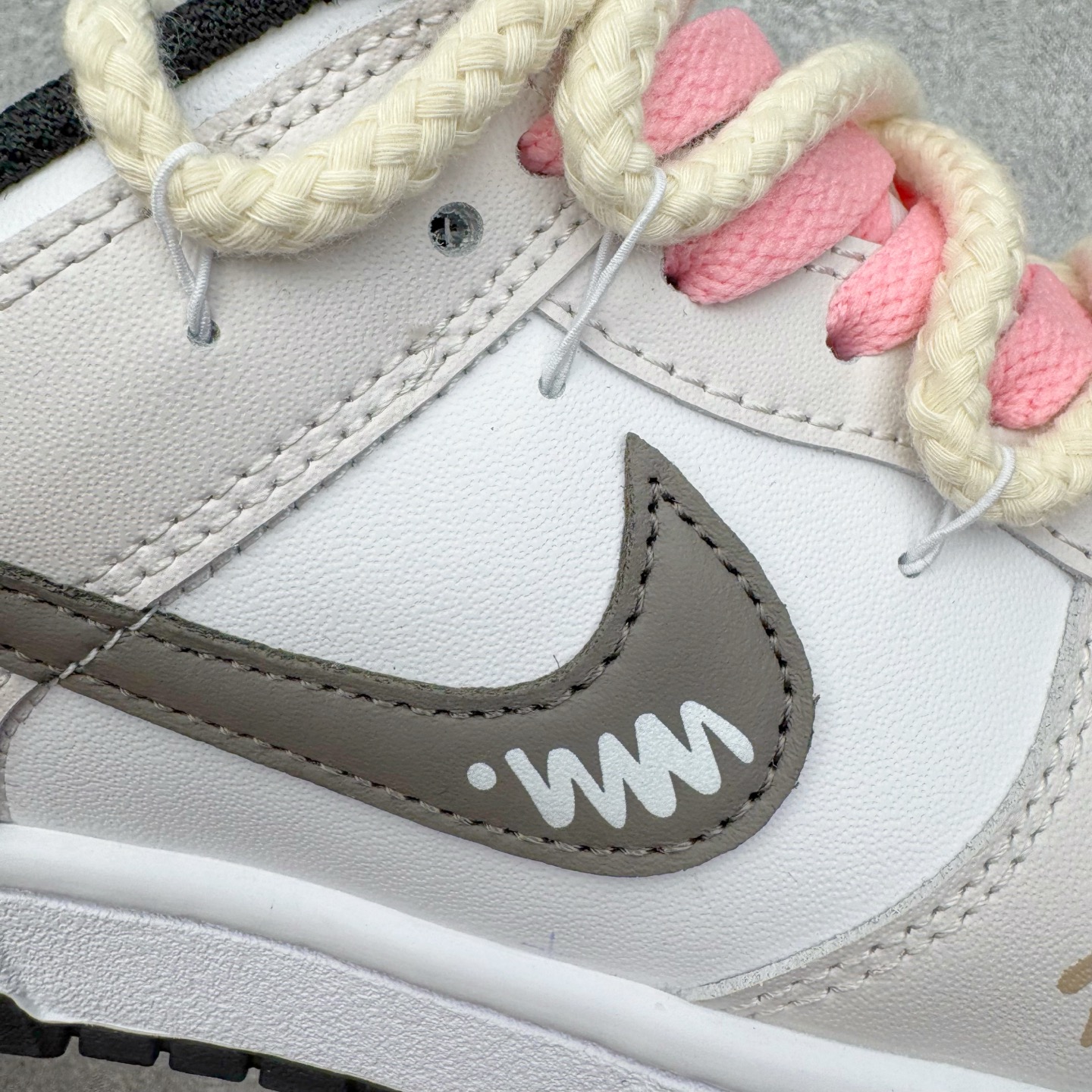 图片[18]-＃YC纯原 NK Dunk Low 唯美花园 DD1391-100 当米白鞋面铺开轻柔底色，仿佛晨雾还未散去的花园小径。棕色Swoosh如一缕细腻的枝干影，低调地勾勒出清晨的静谧。粉色鞋带是蔷薇初绽的羞赧，轻轻系起，就像为春天打了个柔软的结。侧畔绽开的花卉图案，每一笔细腻勾勒，让漫步的每一步，都带着花园的呼吸。定制系列天花板 无原鞋不开发 全系列得物原鞋一比一校对开发 配色持续更新中 终端对接 优势输出 全套原厂楦头原纸板数据档案倾力打造 原汁原味莞产 极致还原 圈内最强针车工艺 高端零售指定版 广东原厂配套原盒原标 鞋盒分三个尺码段 原厂冲刀 超高清洁度 全鞋零毛边皮料切割 采用原厂百宏鞋带以及原厂百宏织唛舌标 内标可供原厂几率过验 进口原装条纹中底布 四线拉帮白色点胶 原厂拉帮手法遵循公司 原厂电绣 极致还原 尺码：36 36.5 37.5 38 38.5 39 40 40.5 41 42 42.5 43 44 44.5 45 46-选品中心