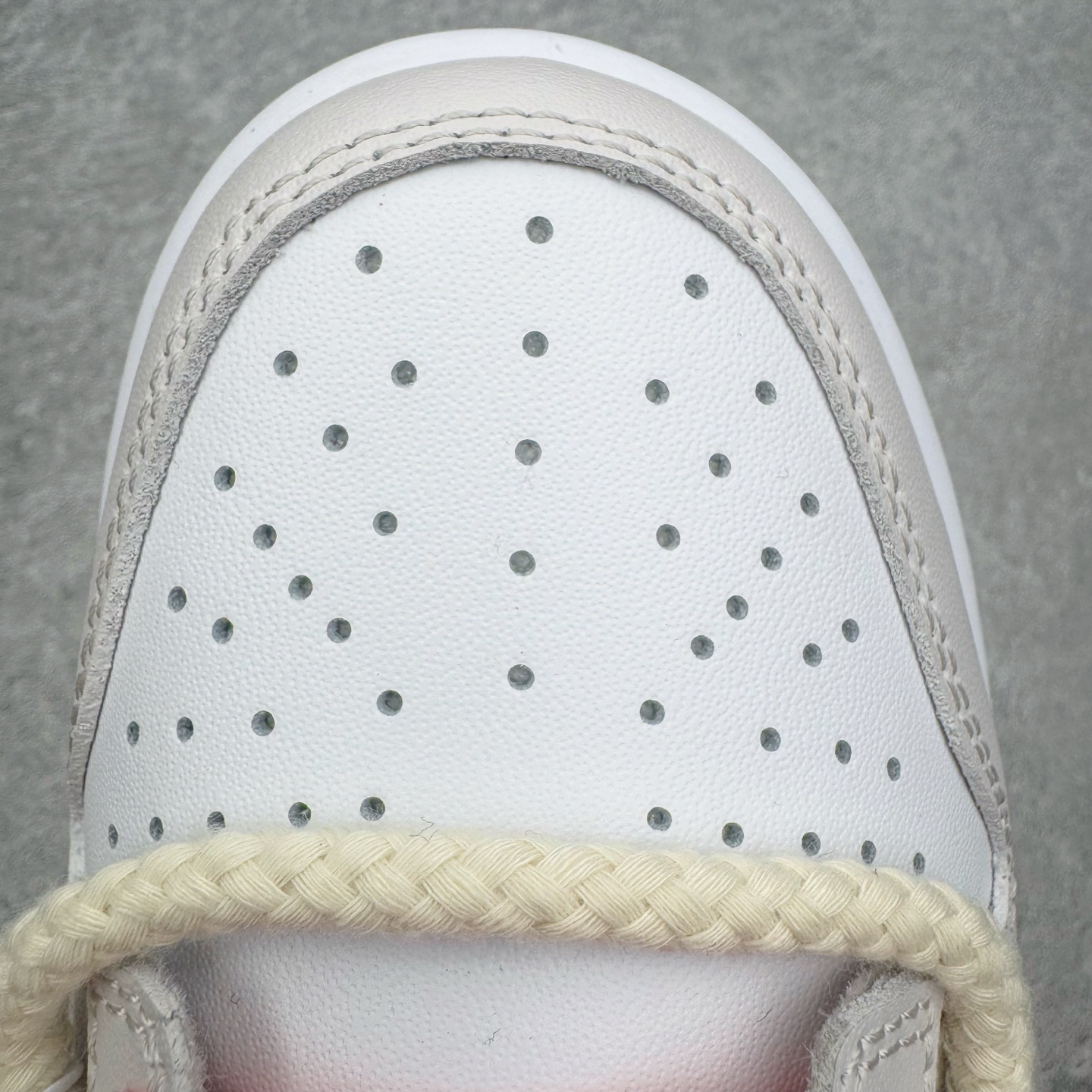 图片[15]-＃YC纯原 NK Dunk Low 唯美花园 DD1391-100 当米白鞋面铺开轻柔底色，仿佛晨雾还未散去的花园小径。棕色Swoosh如一缕细腻的枝干影，低调地勾勒出清晨的静谧。粉色鞋带是蔷薇初绽的羞赧，轻轻系起，就像为春天打了个柔软的结。侧畔绽开的花卉图案，每一笔细腻勾勒，让漫步的每一步，都带着花园的呼吸。定制系列天花板 无原鞋不开发 全系列得物原鞋一比一校对开发 配色持续更新中 终端对接 优势输出 全套原厂楦头原纸板数据档案倾力打造 原汁原味莞产 极致还原 圈内最强针车工艺 高端零售指定版 广东原厂配套原盒原标 鞋盒分三个尺码段 原厂冲刀 超高清洁度 全鞋零毛边皮料切割 采用原厂百宏鞋带以及原厂百宏织唛舌标 内标可供原厂几率过验 进口原装条纹中底布 四线拉帮白色点胶 原厂拉帮手法遵循公司 原厂电绣 极致还原 尺码：36 36.5 37.5 38 38.5 39 40 40.5 41 42 42.5 43 44 44.5 45 46-选品中心