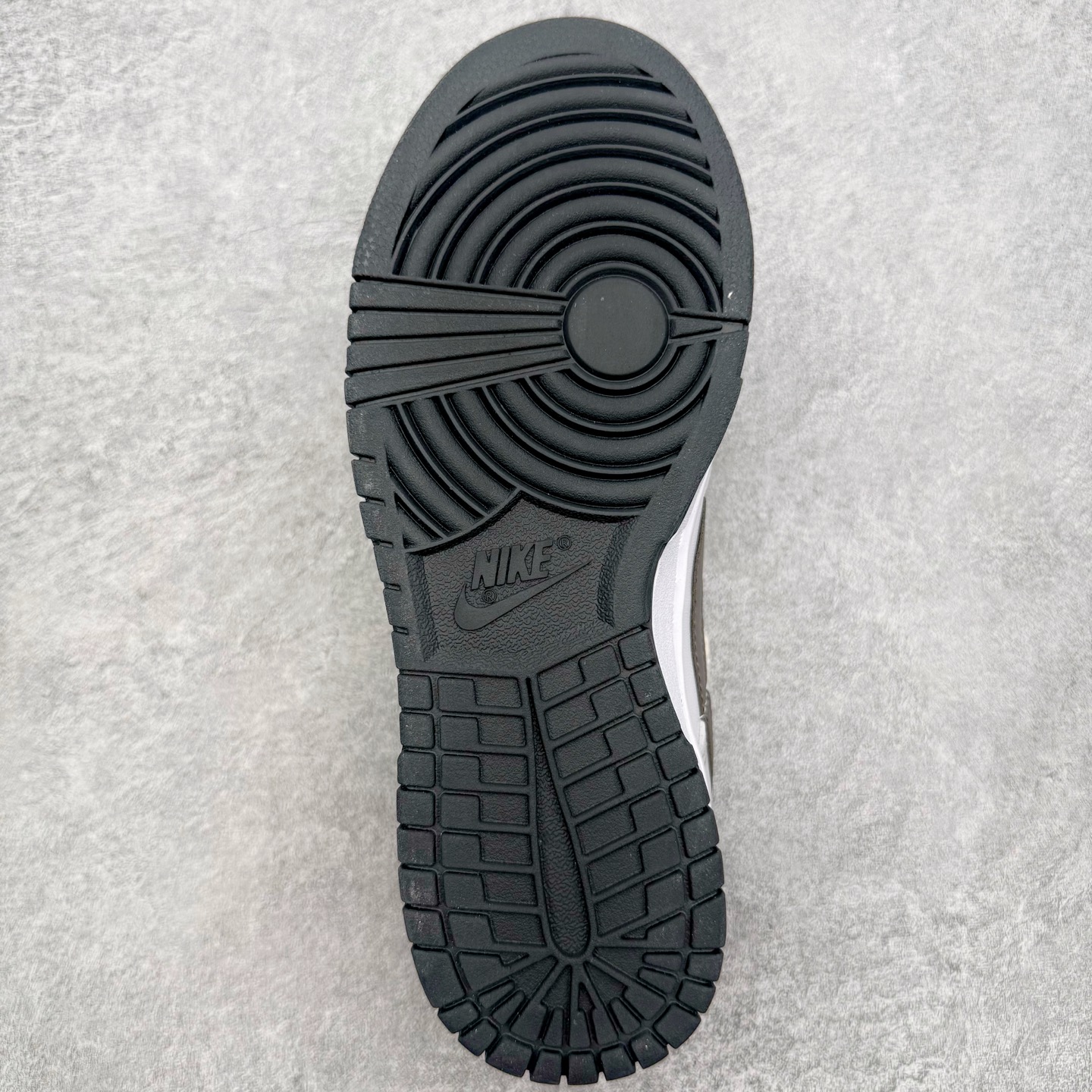 图片[9]-＃YC纯原 NK Dunk Low 唯美花园 DD1391-100 当米白鞋面铺开轻柔底色，仿佛晨雾还未散去的花园小径。棕色Swoosh如一缕细腻的枝干影，低调地勾勒出清晨的静谧。粉色鞋带是蔷薇初绽的羞赧，轻轻系起，就像为春天打了个柔软的结。侧畔绽开的花卉图案，每一笔细腻勾勒，让漫步的每一步，都带着花园的呼吸。定制系列天花板 无原鞋不开发 全系列得物原鞋一比一校对开发 配色持续更新中 终端对接 优势输出 全套原厂楦头原纸板数据档案倾力打造 原汁原味莞产 极致还原 圈内最强针车工艺 高端零售指定版 广东原厂配套原盒原标 鞋盒分三个尺码段 原厂冲刀 超高清洁度 全鞋零毛边皮料切割 采用原厂百宏鞋带以及原厂百宏织唛舌标 内标可供原厂几率过验 进口原装条纹中底布 四线拉帮白色点胶 原厂拉帮手法遵循公司 原厂电绣 极致还原 尺码：36 36.5 37.5 38 38.5 39 40 40.5 41 42 42.5 43 44 44.5 45 46-选品中心