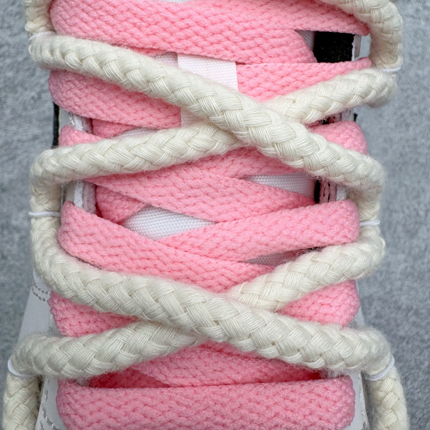 图片[14]-＃YC纯原 NK Dunk Low 唯美花园 DD1391-100 当米白鞋面铺开轻柔底色，仿佛晨雾还未散去的花园小径。棕色Swoosh如一缕细腻的枝干影，低调地勾勒出清晨的静谧。粉色鞋带是蔷薇初绽的羞赧，轻轻系起，就像为春天打了个柔软的结。侧畔绽开的花卉图案，每一笔细腻勾勒，让漫步的每一步，都带着花园的呼吸。定制系列天花板 无原鞋不开发 全系列得物原鞋一比一校对开发 配色持续更新中 终端对接 优势输出 全套原厂楦头原纸板数据档案倾力打造 原汁原味莞产 极致还原 圈内最强针车工艺 高端零售指定版 广东原厂配套原盒原标 鞋盒分三个尺码段 原厂冲刀 超高清洁度 全鞋零毛边皮料切割 采用原厂百宏鞋带以及原厂百宏织唛舌标 内标可供原厂几率过验 进口原装条纹中底布 四线拉帮白色点胶 原厂拉帮手法遵循公司 原厂电绣 极致还原 尺码：36 36.5 37.5 38 38.5 39 40 40.5 41 42 42.5 43 44 44.5 45 46-选品中心