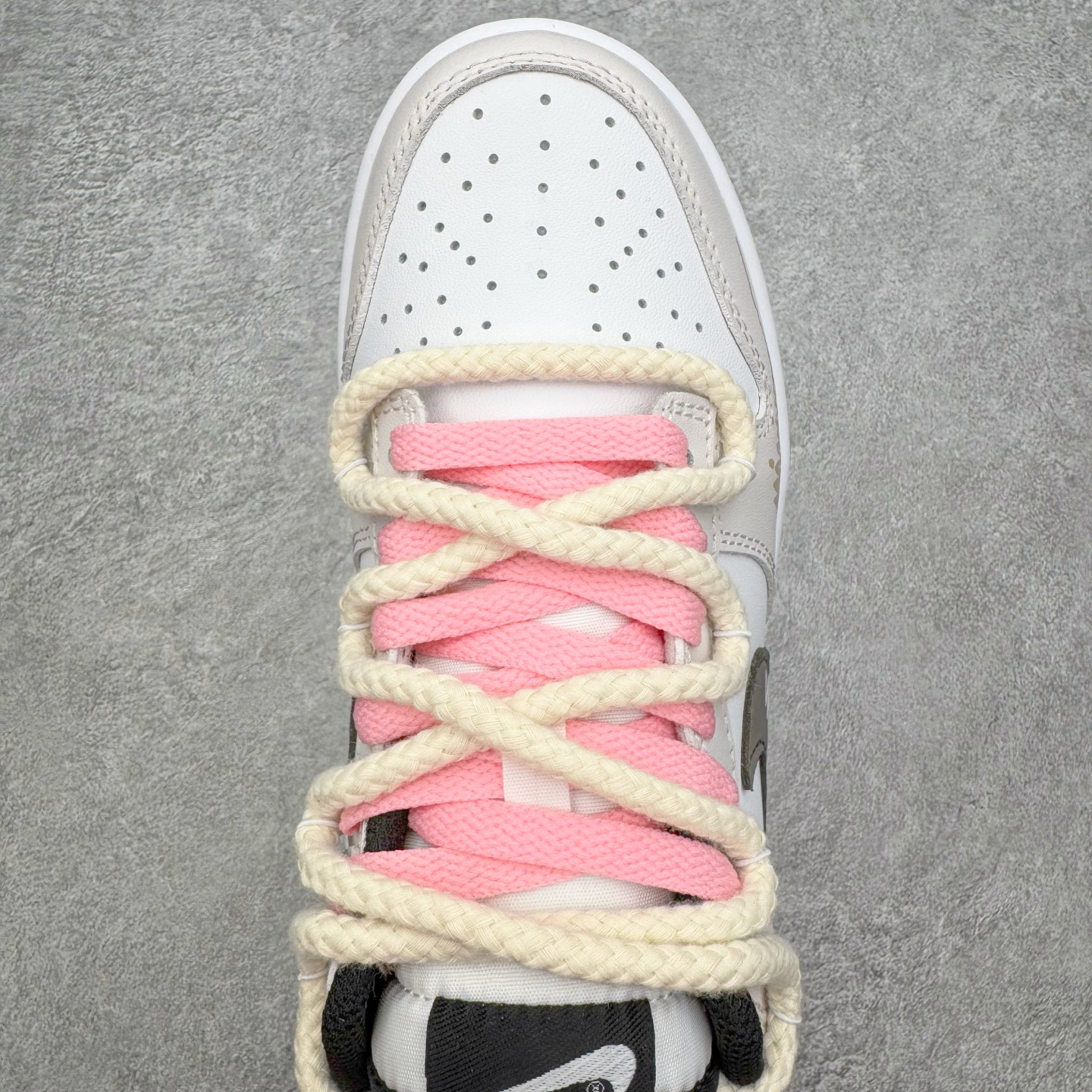 图片[4]-＃YC纯原 NK Dunk Low 唯美花园 DD1391-100 当米白鞋面铺开轻柔底色，仿佛晨雾还未散去的花园小径。棕色Swoosh如一缕细腻的枝干影，低调地勾勒出清晨的静谧。粉色鞋带是蔷薇初绽的羞赧，轻轻系起，就像为春天打了个柔软的结。侧畔绽开的花卉图案，每一笔细腻勾勒，让漫步的每一步，都带着花园的呼吸。定制系列天花板 无原鞋不开发 全系列得物原鞋一比一校对开发 配色持续更新中 终端对接 优势输出 全套原厂楦头原纸板数据档案倾力打造 原汁原味莞产 极致还原 圈内最强针车工艺 高端零售指定版 广东原厂配套原盒原标 鞋盒分三个尺码段 原厂冲刀 超高清洁度 全鞋零毛边皮料切割 采用原厂百宏鞋带以及原厂百宏织唛舌标 内标可供原厂几率过验 进口原装条纹中底布 四线拉帮白色点胶 原厂拉帮手法遵循公司 原厂电绣 极致还原 尺码：36 36.5 37.5 38 38.5 39 40 40.5 41 42 42.5 43 44 44.5 45 46-选品中心