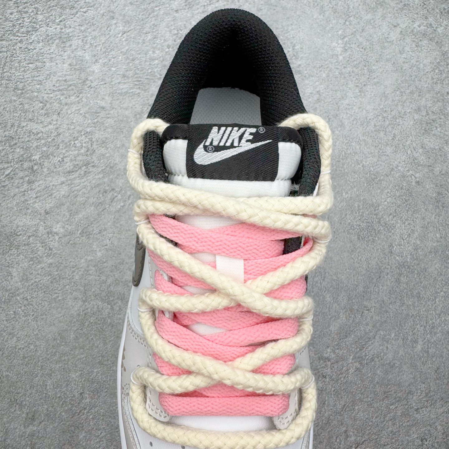 图片[5]-＃YC纯原 NK Dunk Low 唯美花园 DD1391-100 当米白鞋面铺开轻柔底色，仿佛晨雾还未散去的花园小径。棕色Swoosh如一缕细腻的枝干影，低调地勾勒出清晨的静谧。粉色鞋带是蔷薇初绽的羞赧，轻轻系起，就像为春天打了个柔软的结。侧畔绽开的花卉图案，每一笔细腻勾勒，让漫步的每一步，都带着花园的呼吸。定制系列天花板 无原鞋不开发 全系列得物原鞋一比一校对开发 配色持续更新中 终端对接 优势输出 全套原厂楦头原纸板数据档案倾力打造 原汁原味莞产 极致还原 圈内最强针车工艺 高端零售指定版 广东原厂配套原盒原标 鞋盒分三个尺码段 原厂冲刀 超高清洁度 全鞋零毛边皮料切割 采用原厂百宏鞋带以及原厂百宏织唛舌标 内标可供原厂几率过验 进口原装条纹中底布 四线拉帮白色点胶 原厂拉帮手法遵循公司 原厂电绣 极致还原 尺码：36 36.5 37.5 38 38.5 39 40 40.5 41 42 42.5 43 44 44.5 45 46-选品中心