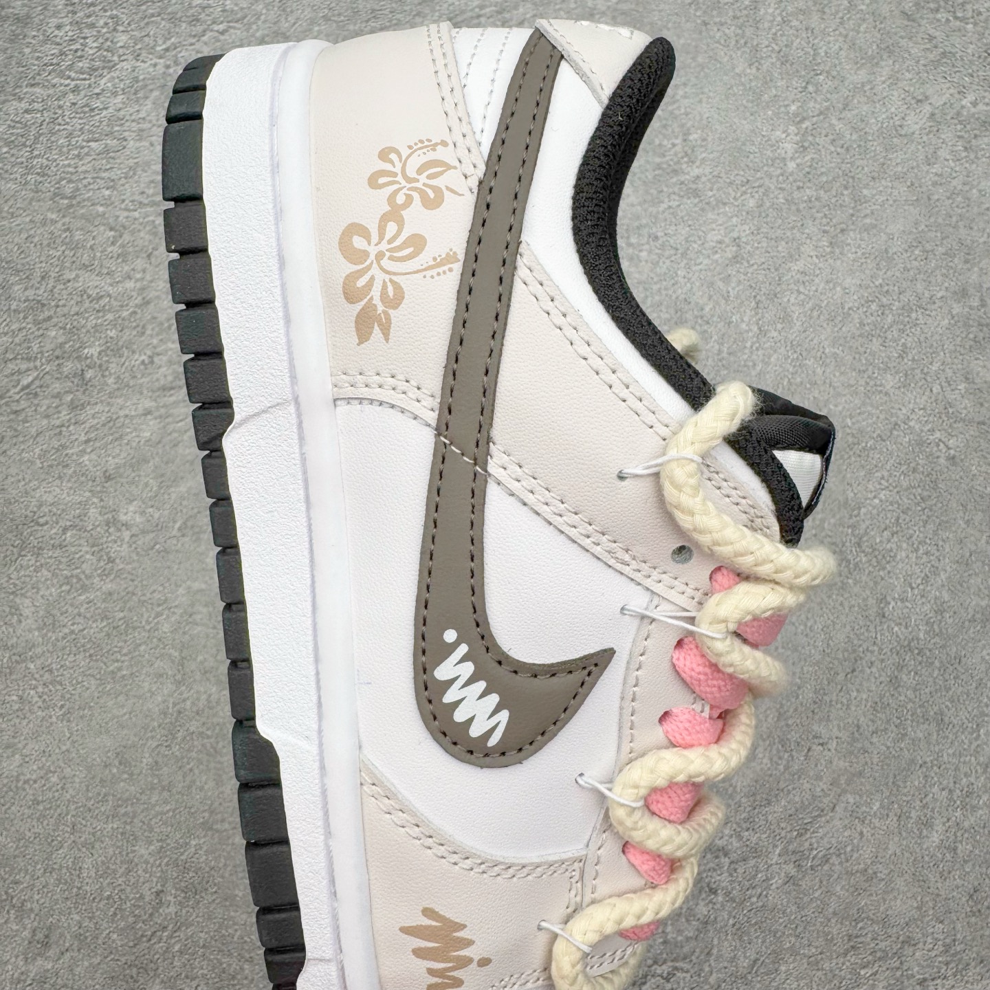图片[6]-＃YC纯原 NK Dunk Low 唯美花园 DD1391-100 当米白鞋面铺开轻柔底色，仿佛晨雾还未散去的花园小径。棕色Swoosh如一缕细腻的枝干影，低调地勾勒出清晨的静谧。粉色鞋带是蔷薇初绽的羞赧，轻轻系起，就像为春天打了个柔软的结。侧畔绽开的花卉图案，每一笔细腻勾勒，让漫步的每一步，都带着花园的呼吸。定制系列天花板 无原鞋不开发 全系列得物原鞋一比一校对开发 配色持续更新中 终端对接 优势输出 全套原厂楦头原纸板数据档案倾力打造 原汁原味莞产 极致还原 圈内最强针车工艺 高端零售指定版 广东原厂配套原盒原标 鞋盒分三个尺码段 原厂冲刀 超高清洁度 全鞋零毛边皮料切割 采用原厂百宏鞋带以及原厂百宏织唛舌标 内标可供原厂几率过验 进口原装条纹中底布 四线拉帮白色点胶 原厂拉帮手法遵循公司 原厂电绣 极致还原 尺码：36 36.5 37.5 38 38.5 39 40 40.5 41 42 42.5 43 44 44.5 45 46-选品中心