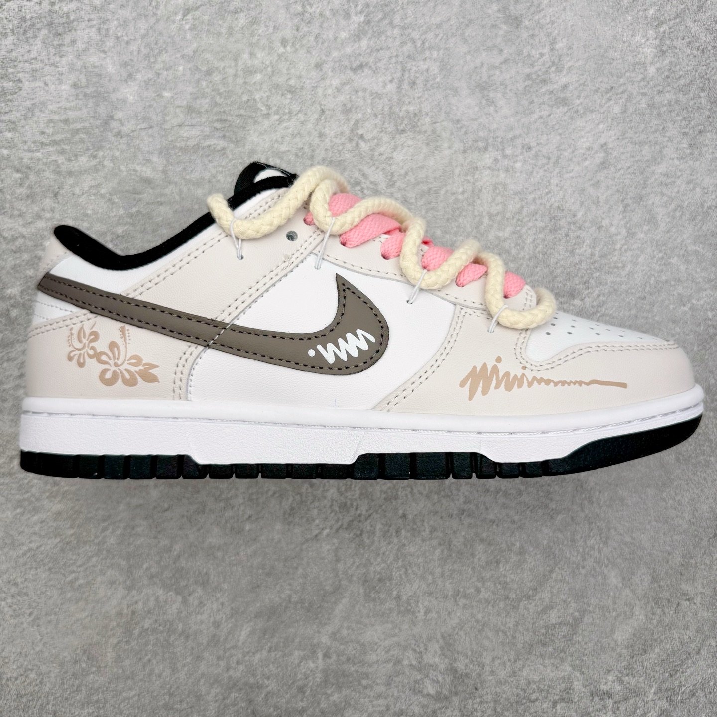 ＃YC纯原 NK Dunk Low 唯美花园 DD1391-100 当米白鞋面铺开轻柔底色，仿佛晨雾还未散去的花园小径。棕色Swoosh如一缕细腻的枝干影，低调地勾勒出清晨的静谧。粉色鞋带是蔷薇初绽的羞赧，轻轻系起，就像为春天打了个柔软的结。侧畔绽开的花卉图案，每一笔细腻勾勒，让漫步的每一步，都带着花园的呼吸。定制系列天花板 无原鞋不开发 全系列得物原鞋一比一校对开发 配色持续更新中 终端对接 优势输出 全套原厂楦头原纸板数据档案倾力打造 原汁原味莞产 极致还原 圈内最强针车工艺 高端零售指定版 广东原厂配套原盒原标 鞋盒分三个尺码段 原厂冲刀 超高清洁度 全鞋零毛边皮料切割 采用原厂百宏鞋带以及原厂百宏织唛舌标 内标可供原厂几率过验 进口原装条纹中底布 四线拉帮白色点胶 原厂拉帮手法遵循公司 原厂电绣 极致还原 尺码：36 36.5 37.5 38 38.5 39 40 40.5 41 42 42.5 43 44 44.5 45 46-选品中心