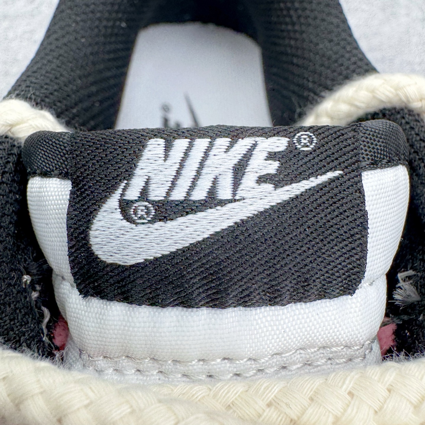 图片[13]-＃YC纯原 NK Dunk Low 唯美花园 DD1391-100 当米白鞋面铺开轻柔底色，仿佛晨雾还未散去的花园小径。棕色Swoosh如一缕细腻的枝干影，低调地勾勒出清晨的静谧。粉色鞋带是蔷薇初绽的羞赧，轻轻系起，就像为春天打了个柔软的结。侧畔绽开的花卉图案，每一笔细腻勾勒，让漫步的每一步，都带着花园的呼吸。定制系列天花板 无原鞋不开发 全系列得物原鞋一比一校对开发 配色持续更新中 终端对接 优势输出 全套原厂楦头原纸板数据档案倾力打造 原汁原味莞产 极致还原 圈内最强针车工艺 高端零售指定版 广东原厂配套原盒原标 鞋盒分三个尺码段 原厂冲刀 超高清洁度 全鞋零毛边皮料切割 采用原厂百宏鞋带以及原厂百宏织唛舌标 内标可供原厂几率过验 进口原装条纹中底布 四线拉帮白色点胶 原厂拉帮手法遵循公司 原厂电绣 极致还原 尺码：36 36.5 37.5 38 38.5 39 40 40.5 41 42 42.5 43 44 44.5 45 46-选品中心