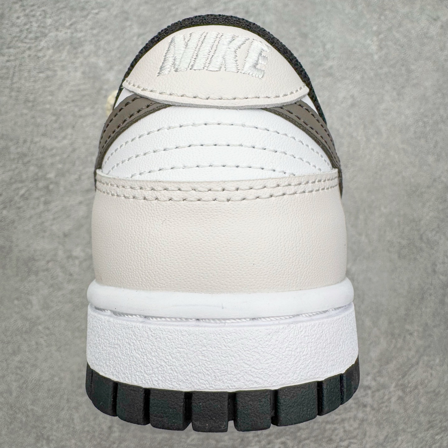 图片[8]-＃YC纯原 NK Dunk Low 唯美花园 DD1391-100 当米白鞋面铺开轻柔底色，仿佛晨雾还未散去的花园小径。棕色Swoosh如一缕细腻的枝干影，低调地勾勒出清晨的静谧。粉色鞋带是蔷薇初绽的羞赧，轻轻系起，就像为春天打了个柔软的结。侧畔绽开的花卉图案，每一笔细腻勾勒，让漫步的每一步，都带着花园的呼吸。定制系列天花板 无原鞋不开发 全系列得物原鞋一比一校对开发 配色持续更新中 终端对接 优势输出 全套原厂楦头原纸板数据档案倾力打造 原汁原味莞产 极致还原 圈内最强针车工艺 高端零售指定版 广东原厂配套原盒原标 鞋盒分三个尺码段 原厂冲刀 超高清洁度 全鞋零毛边皮料切割 采用原厂百宏鞋带以及原厂百宏织唛舌标 内标可供原厂几率过验 进口原装条纹中底布 四线拉帮白色点胶 原厂拉帮手法遵循公司 原厂电绣 极致还原 尺码：36 36.5 37.5 38 38.5 39 40 40.5 41 42 42.5 43 44 44.5 45 46-选品中心