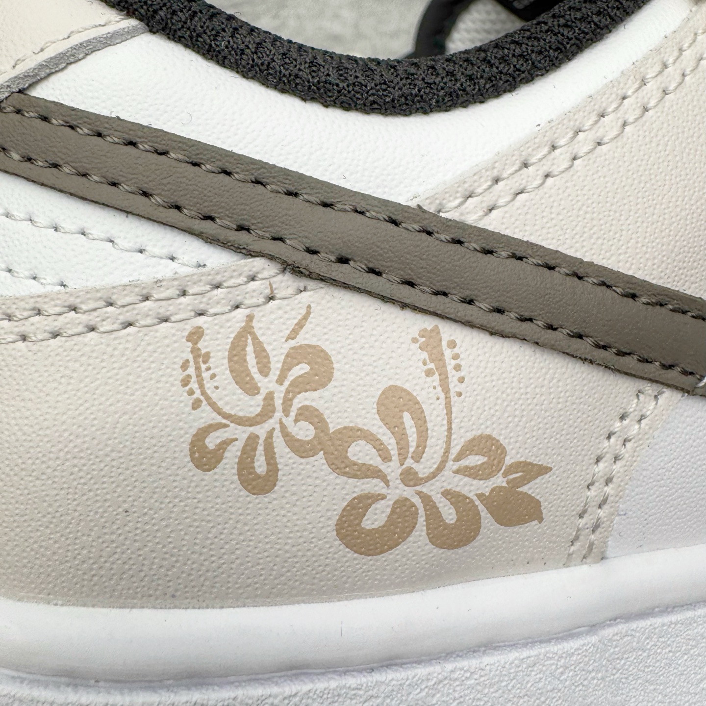 图片[17]-＃YC纯原 NK Dunk Low 唯美花园 DD1391-100 当米白鞋面铺开轻柔底色，仿佛晨雾还未散去的花园小径。棕色Swoosh如一缕细腻的枝干影，低调地勾勒出清晨的静谧。粉色鞋带是蔷薇初绽的羞赧，轻轻系起，就像为春天打了个柔软的结。侧畔绽开的花卉图案，每一笔细腻勾勒，让漫步的每一步，都带着花园的呼吸。定制系列天花板 无原鞋不开发 全系列得物原鞋一比一校对开发 配色持续更新中 终端对接 优势输出 全套原厂楦头原纸板数据档案倾力打造 原汁原味莞产 极致还原 圈内最强针车工艺 高端零售指定版 广东原厂配套原盒原标 鞋盒分三个尺码段 原厂冲刀 超高清洁度 全鞋零毛边皮料切割 采用原厂百宏鞋带以及原厂百宏织唛舌标 内标可供原厂几率过验 进口原装条纹中底布 四线拉帮白色点胶 原厂拉帮手法遵循公司 原厂电绣 极致还原 尺码：36 36.5 37.5 38 38.5 39 40 40.5 41 42 42.5 43 44 44.5 45 46-选品中心