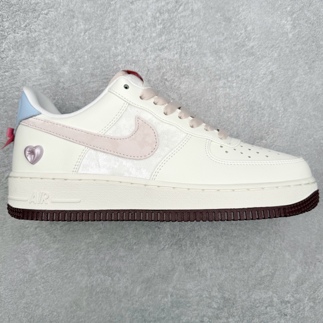 ＃XT纯原 NK Air Force 1 Low 空军一号时尚舒适防滑耐磨低帮板鞋 IQ4937-161 顶级批次 2022全新楦头鞋型 鱼鳞大底 历时开发三个月 清洁度完美 二维码鞋标 内置芯片及solo气垫 大底高度及其弧度依照正品 钢印 logo刺绣 鞋口弧度 鞋头长度 鞋面冲孔 鞋垫背胶及钢印 完美鞋型对比正品 每一处都是细节满满 柔软、弹性十足的缓震性能和出色的中底设计 横跨复古与现代的外型结合 造就出风靡全球 三十多年的Force 1 直到今天还深受青睐 实拍调校N版已经零色差零失真 百分百还原实物色彩所见即所得 不存在货不对板色差等低级问题 选购参考实物拍摄 不混卖不参货 只用心做好货严格选品 承诺混一赔十 尺码：36 36.5 37.5 38 38.5 39 40 40.5 41 42 42.5 43 44 44.5 45-选品中心