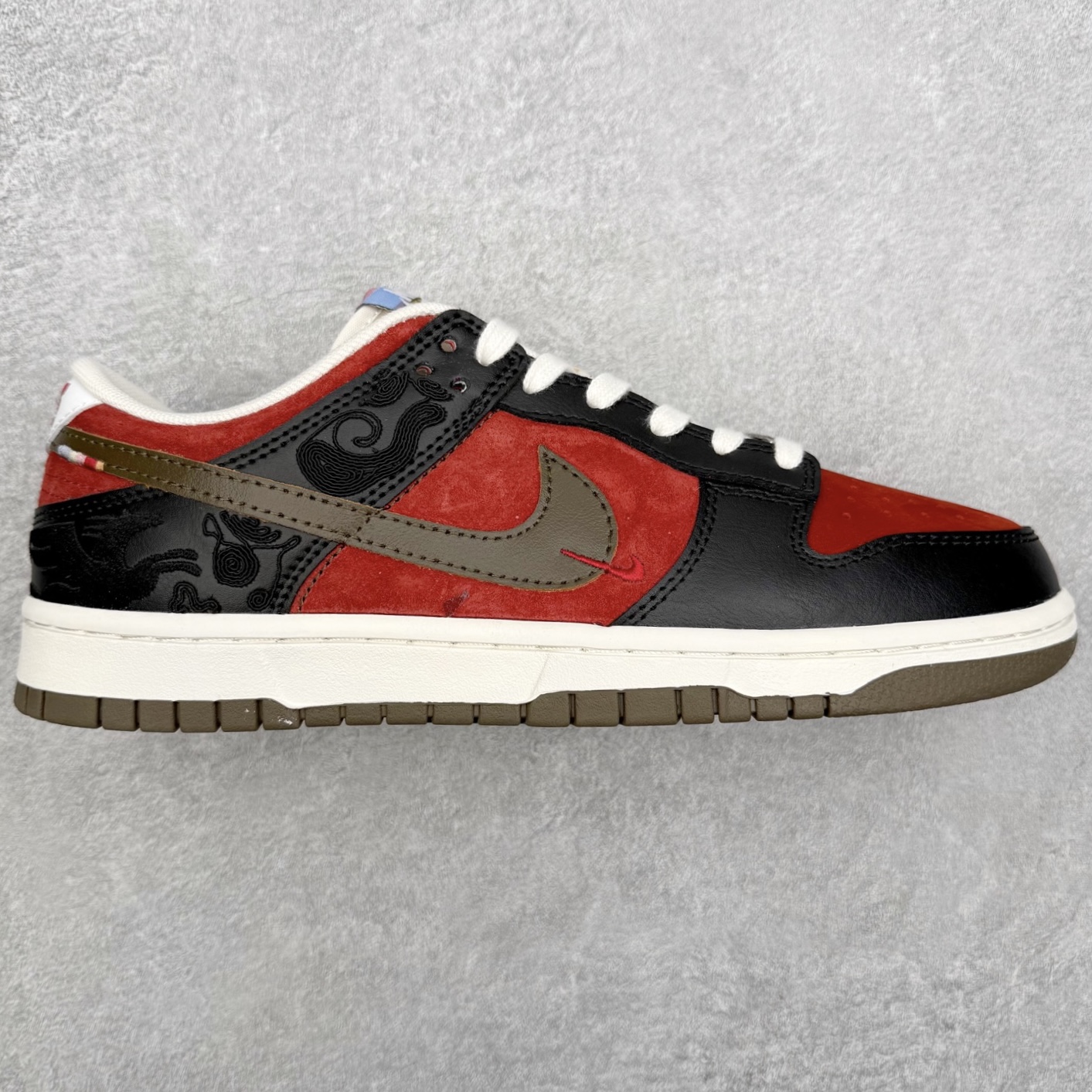 ＃F版 NK Dunk SB Low 时尚舒适 防滑耐磨低帮板鞋 IQ1118-200 实力大厂出品 新配色陆续开发 利润个位数只为口碑 全套原纸板楦头开发 确保原汁原味 完美呈现DUNK版型 一比一鞋头弧度高度鞋身弧度 此版本只针对中端市场 皮料材质有所更替 其他数据细节工艺流程均保持一致 绝不口嗨 细节品控鞋型随意对比 独家私模官方第六代原厂航空铝磨具打磨大底 鞋头坡度极致还原 无解鞋型 原盒原配 圈内天花板工艺 原厂玻璃冲刀 超高清洁度 全鞋零毛边皮料切割 原厂中底布点胶 中底布拉帮走线遵循公司 尺码：36 36.5 37.5 38 38.5 39 40 40.5 41 42 42.5 43 44 44.5 45 46-选品中心