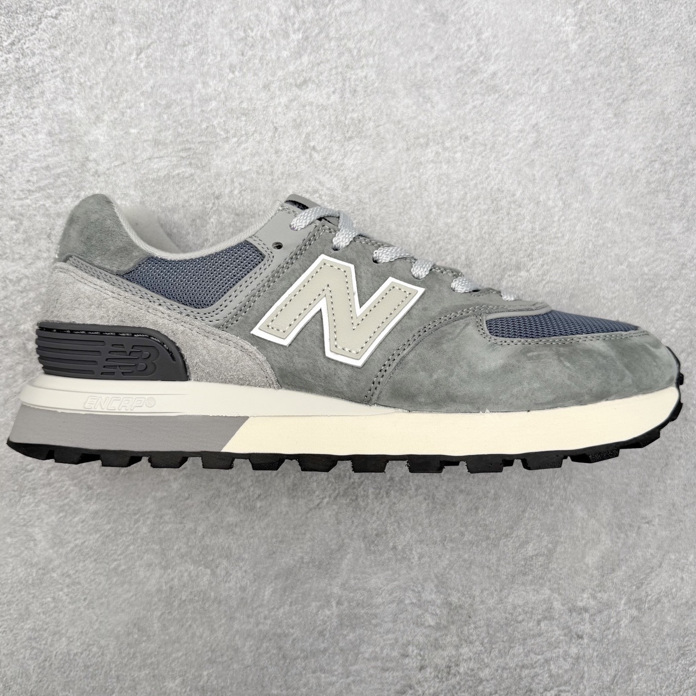 NB新百伦New Balance U574升级版系列低帮复古休闲运动慢跑鞋 新版NB574，妥妥美产既视感有木有。相较传统574，新版鞋跟及鞋面设计自带9系美产既视感！鞋面、内衬质感以及穿着体验更加！鞋型更流畅和饱满,鞋底增添了风格的多样化!底部升级橡胶颗粒大底,更防滑耐磨,上脚后感觉柔软且舒适。尺码：36 36.5 37.5 38 38.5 39.5 40 40.5 41.5 42 42.5 43 44 45-选品中心